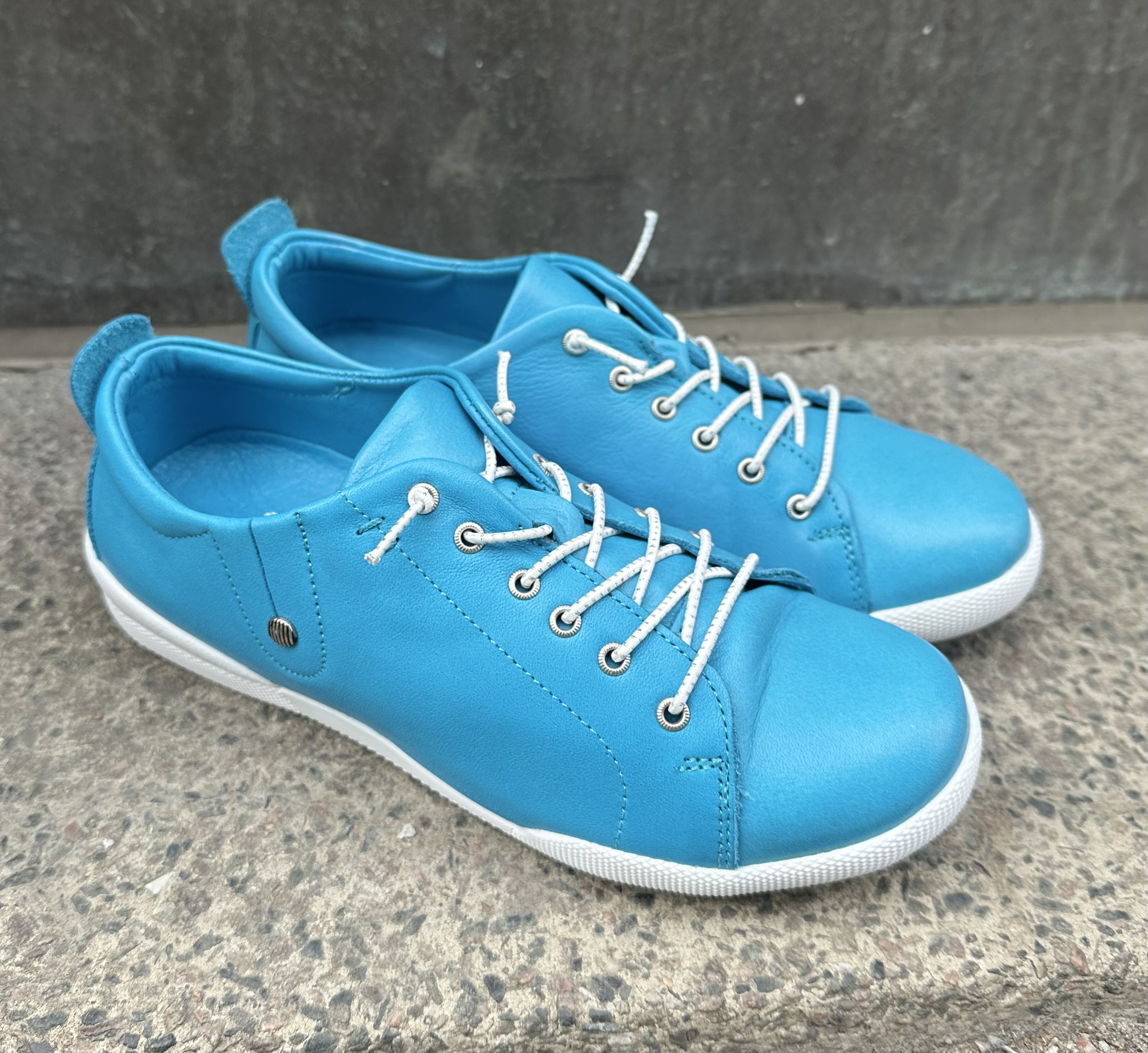 Sneakers från   Charlotte of Sweden, klarblå