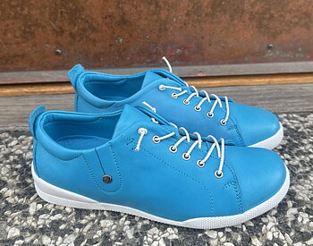 Sneakers från   Charlotte of Sweden, klarblå