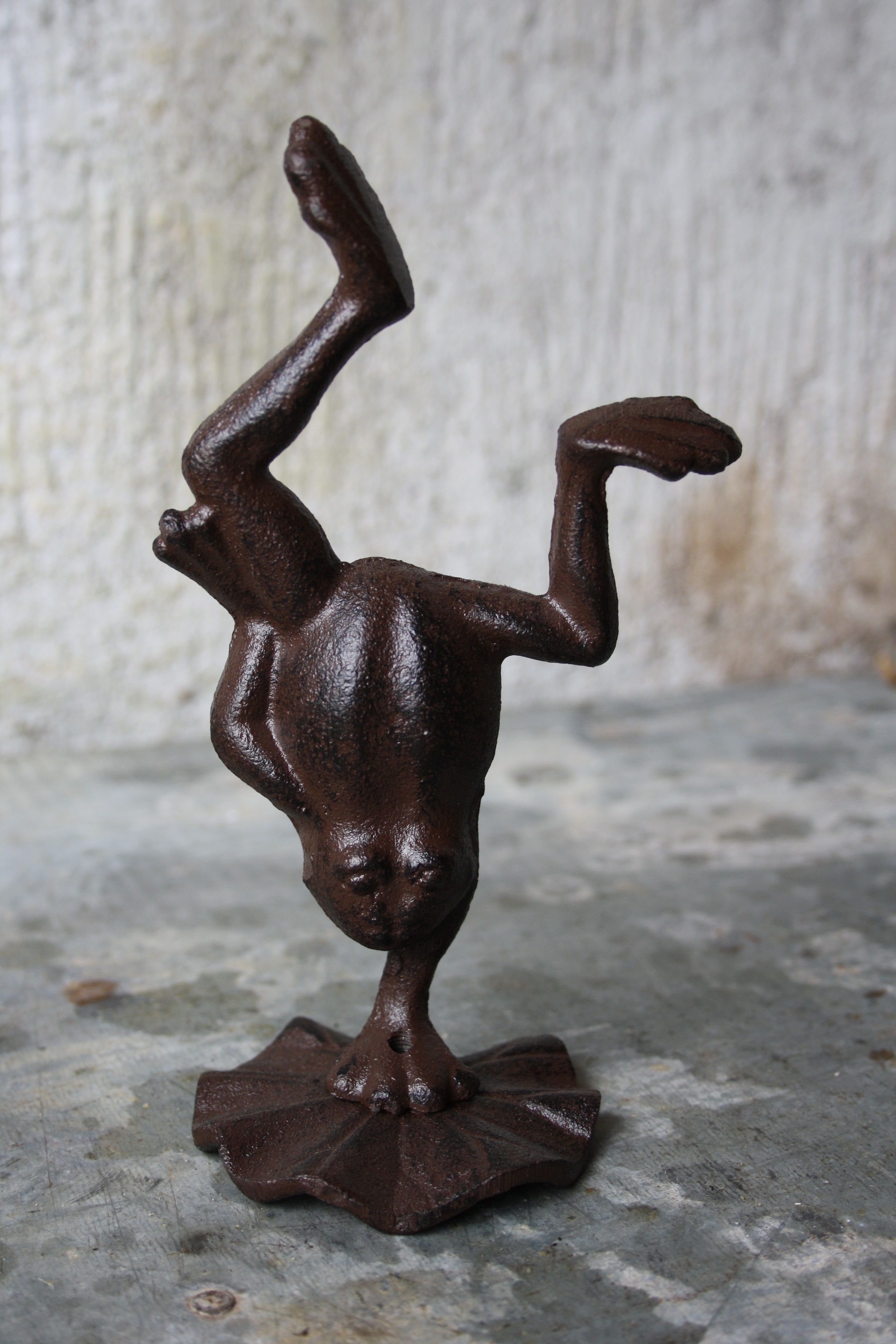 Groda som står på en hand i gjutjärn 17 cm