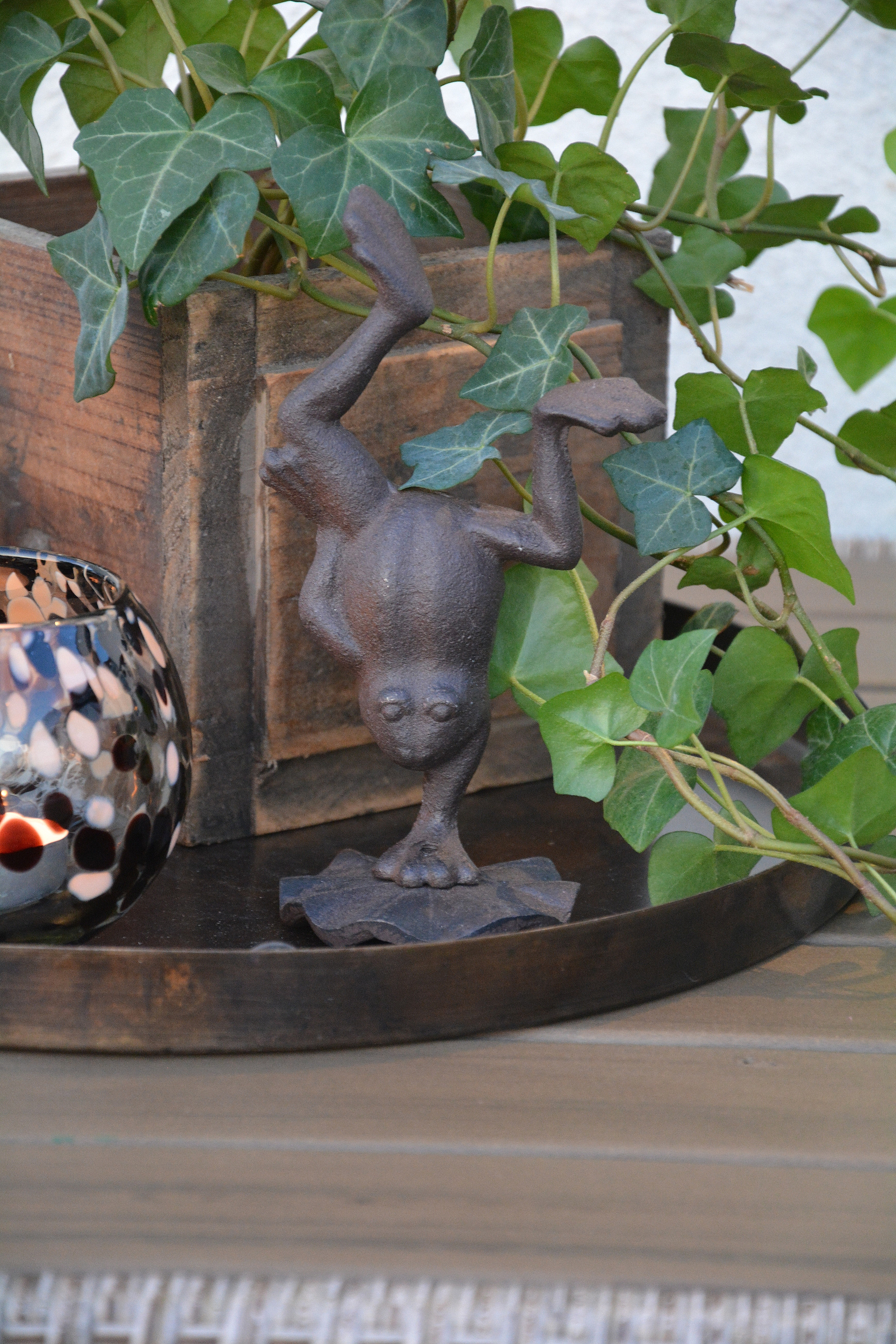 Groda som står på en hand i gjutjärn 17 cm