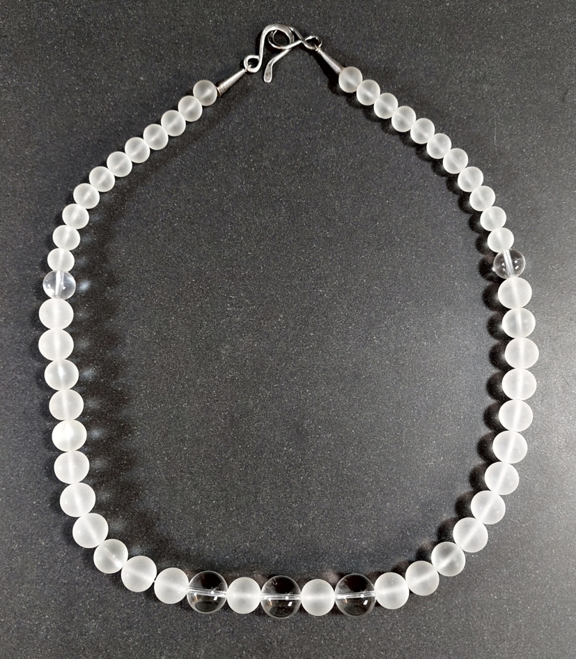 Halsband med frostad och klar Bergkristall - Rund Pärla