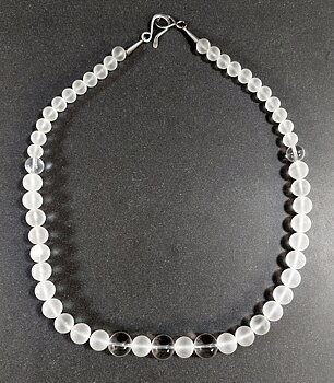 Halsband med frostad och klar Bergkristall - Rund Pärla