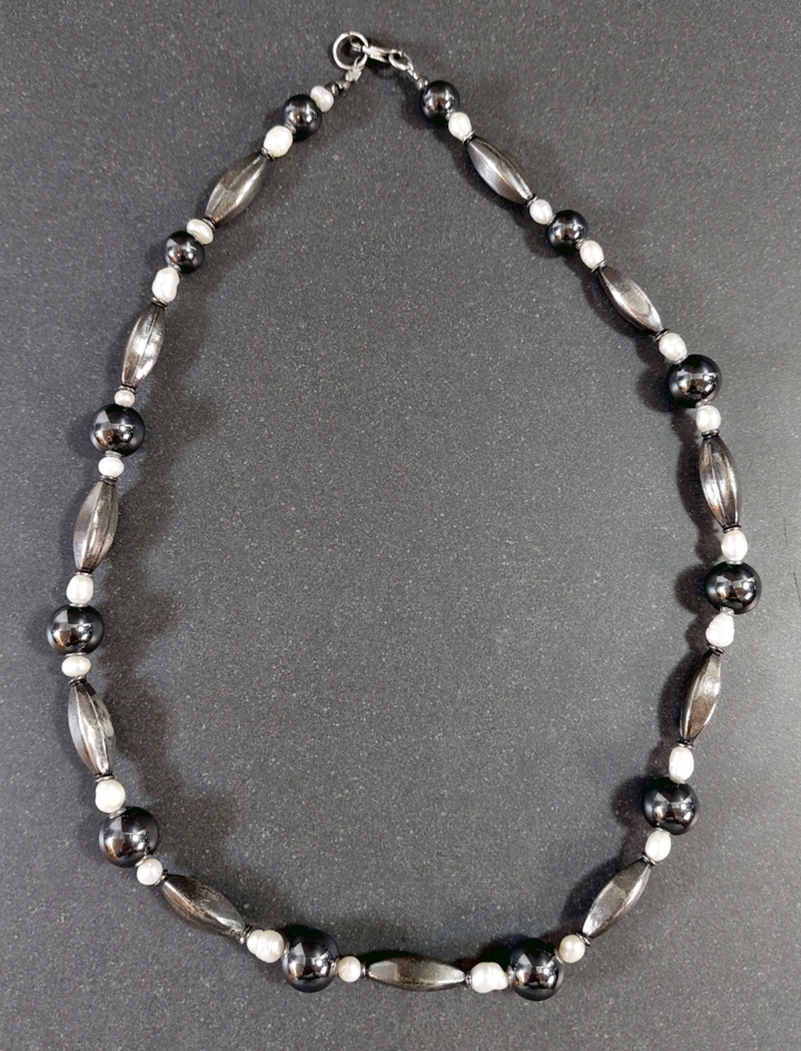Halsband med Hematit, Silver och Sötvattenspärla