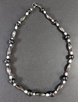 Halsband med Hematit, Silver och Sötvattenspärla