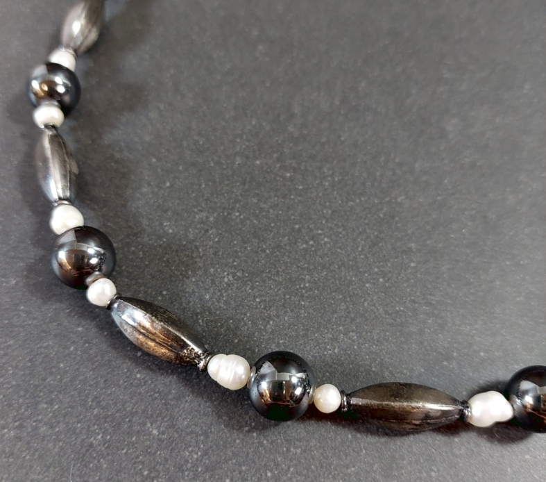 Halsband med Hematit, Silver och Sötvattenspärla - 2