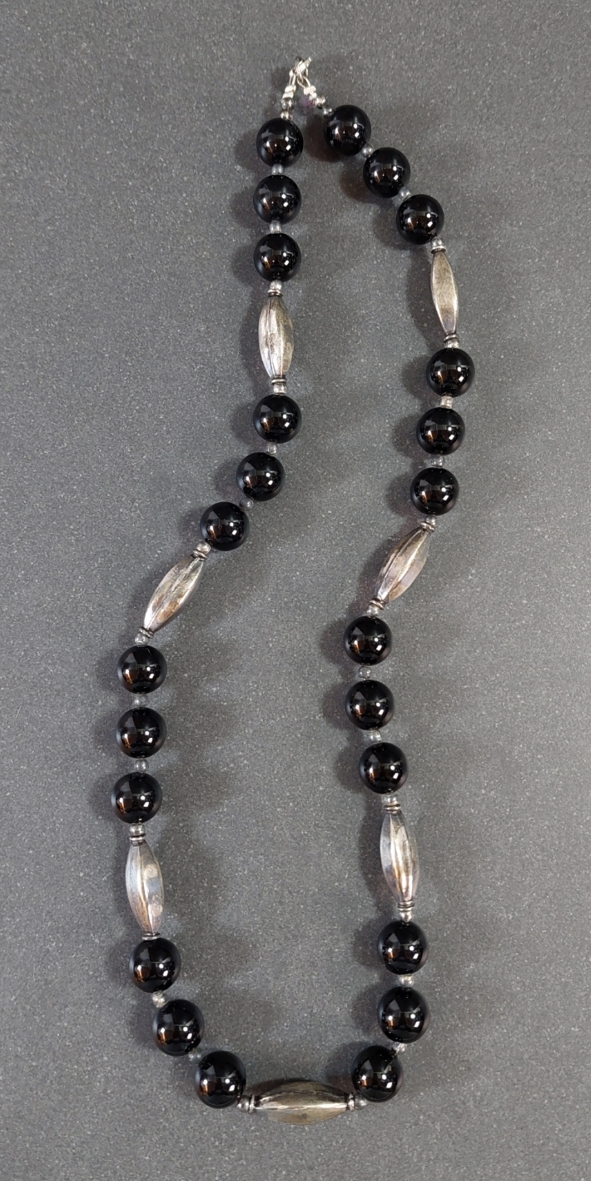 Halsband med Svart Onyx och Silverpärlor