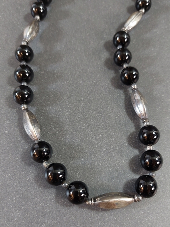 Halsband med Svart Onyx och Silverpärlor - 2