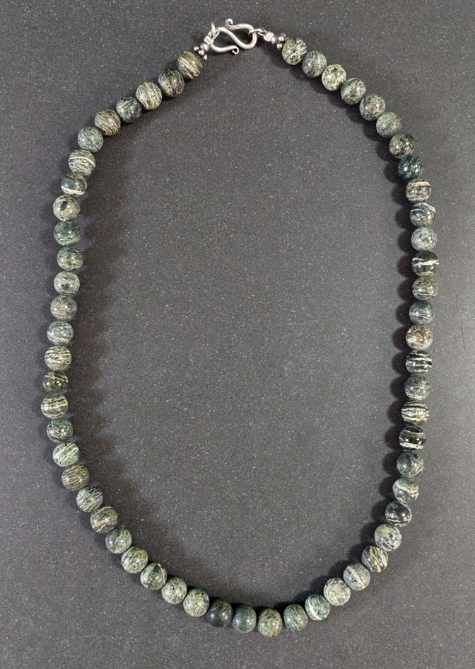 Halsband med Krysotil Serpentin - Rund Pärla