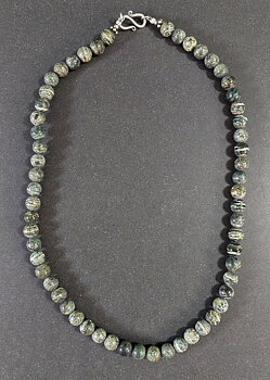 Halsband med Krysotil Serpentin - Rund Pärla