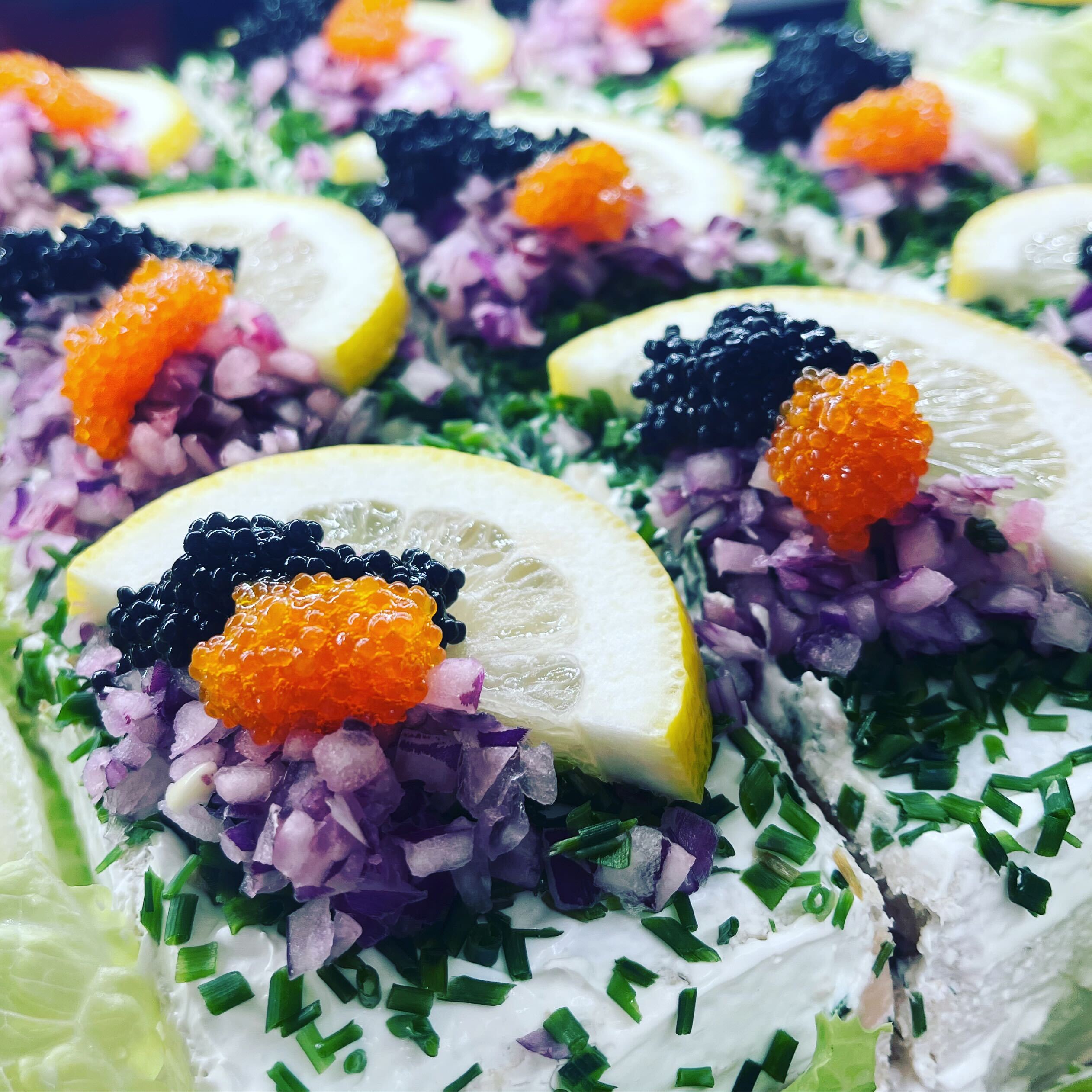 vegansk smörgåstårta. Växtbaserad med fyllning.