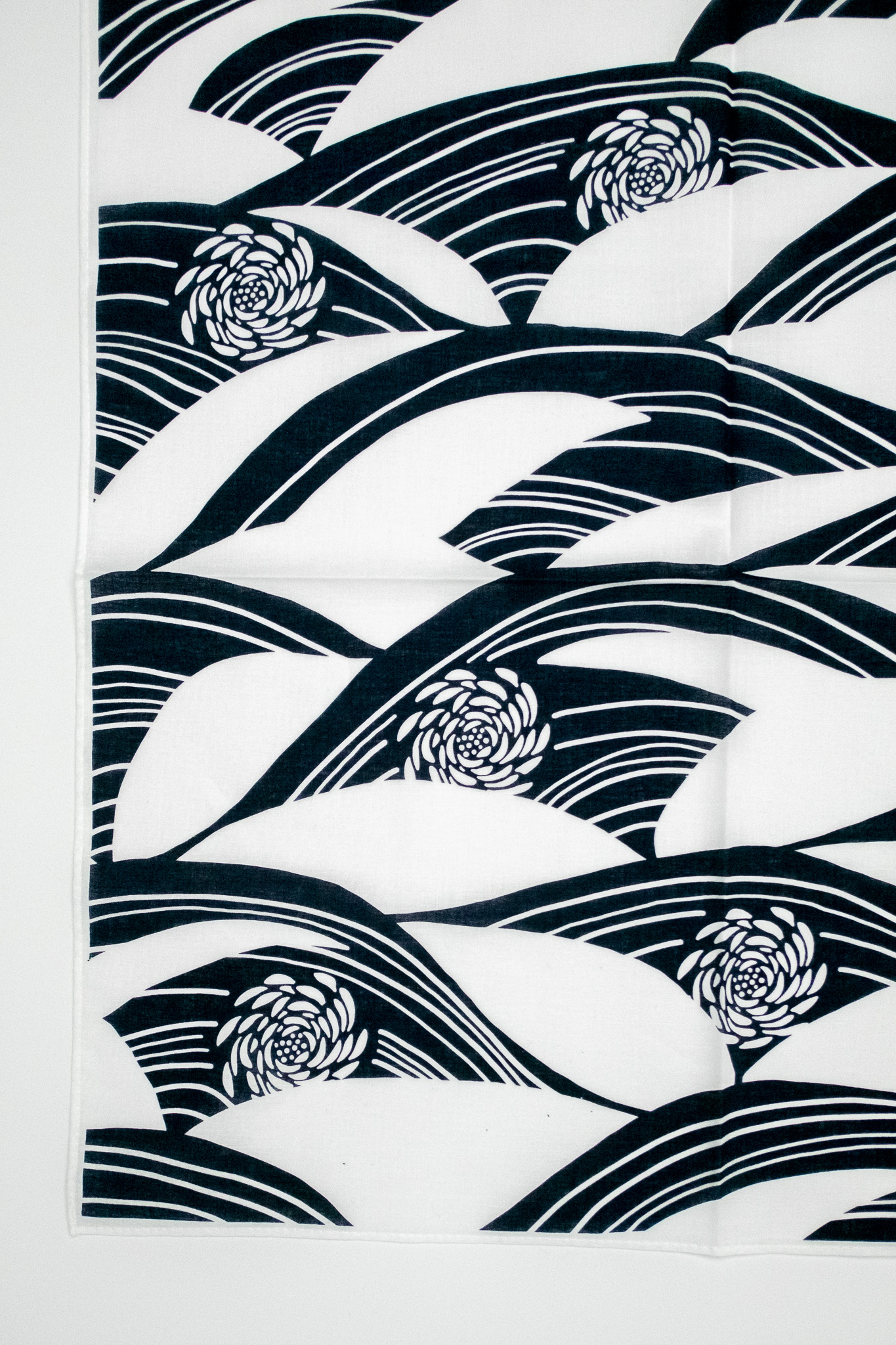 Kobashi Studio - Chrysanthemum Bandana White/Navy Kiku-Sui - 4
