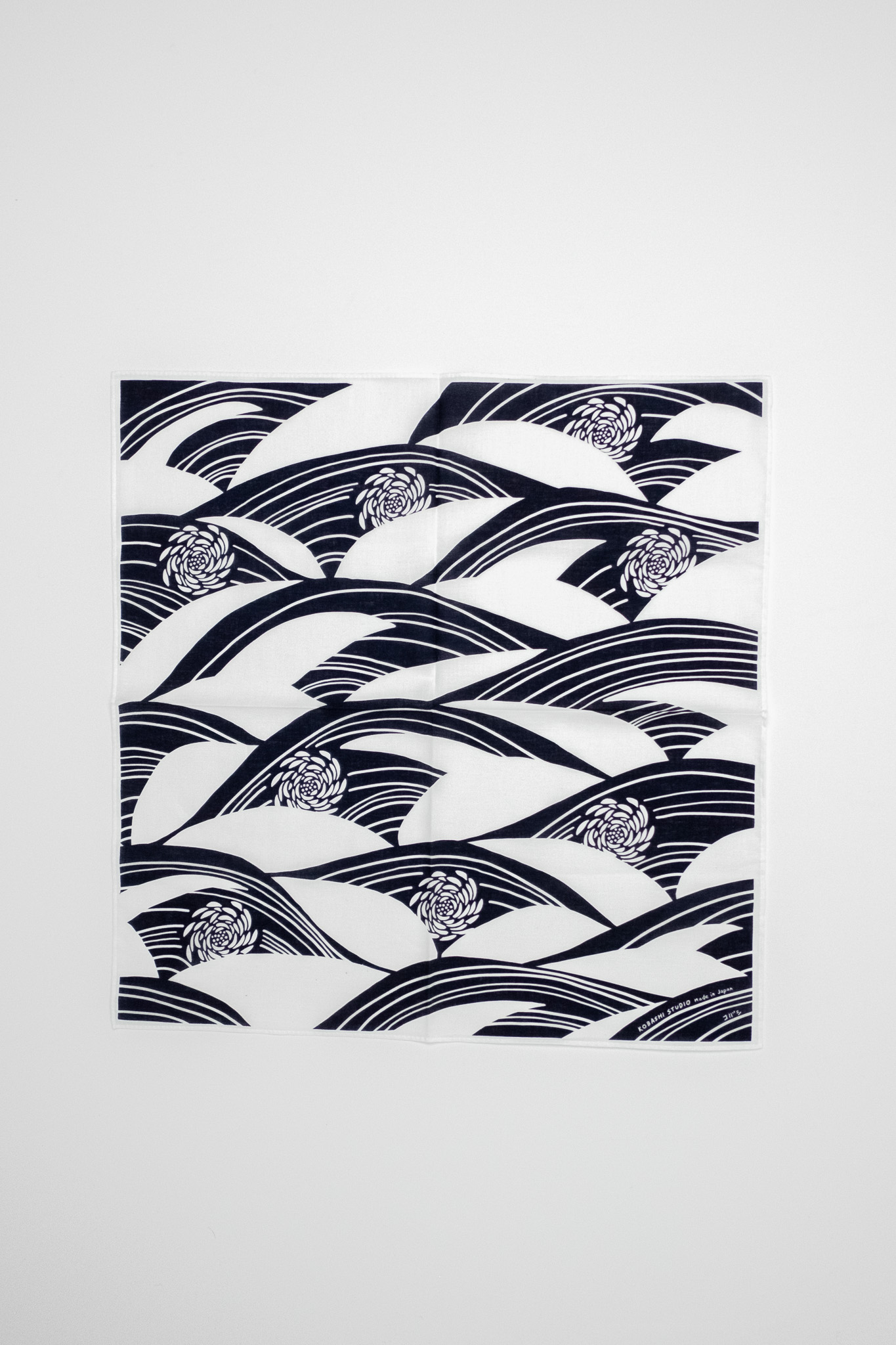 Kobashi Studio - Chrysanthemum Bandana White/Navy Kiku-Sui - 3