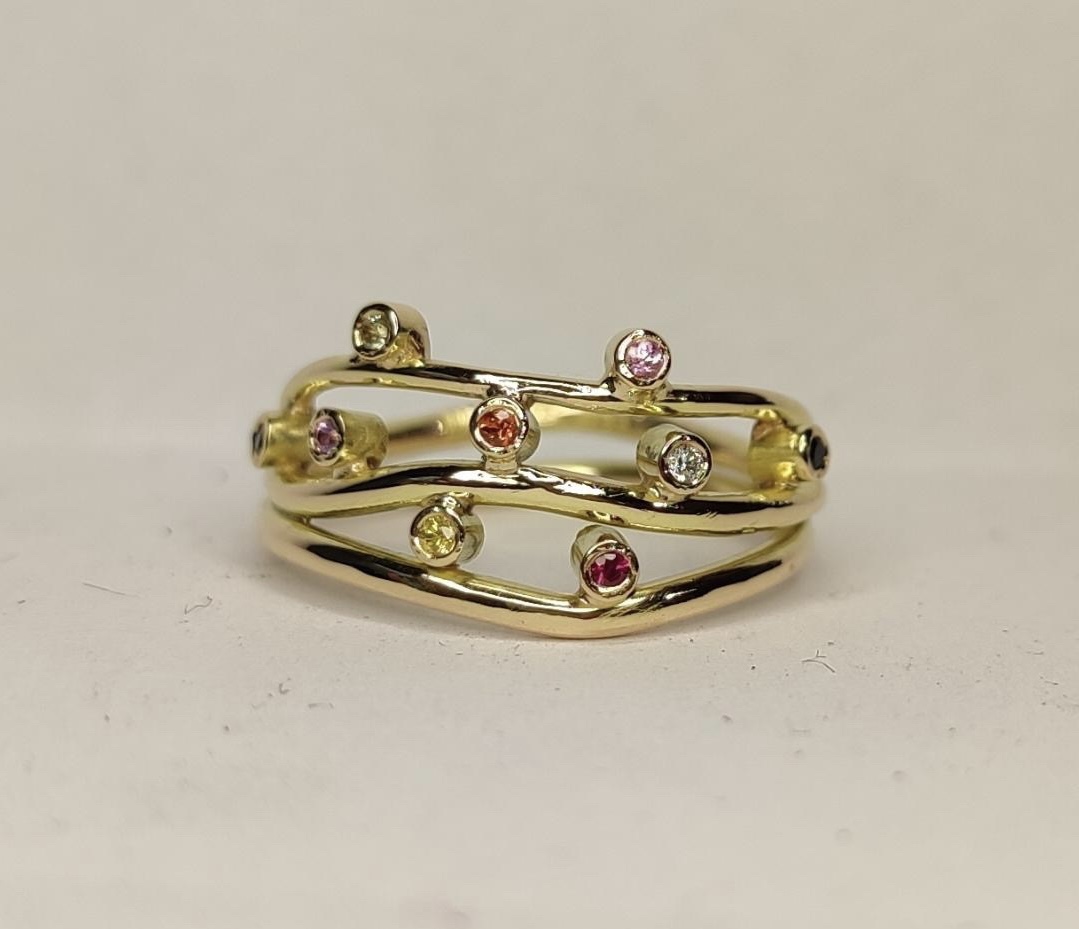 Ringen "Full Bloom" i 18K guld med färgglada diamanter från kollektionen Close To Nature
