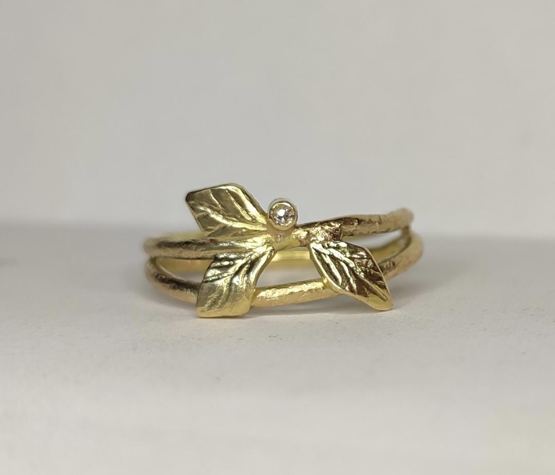 Liggande ring "A New Dawn" i 18K guld med vit diamant från kollektionen Close To Nature