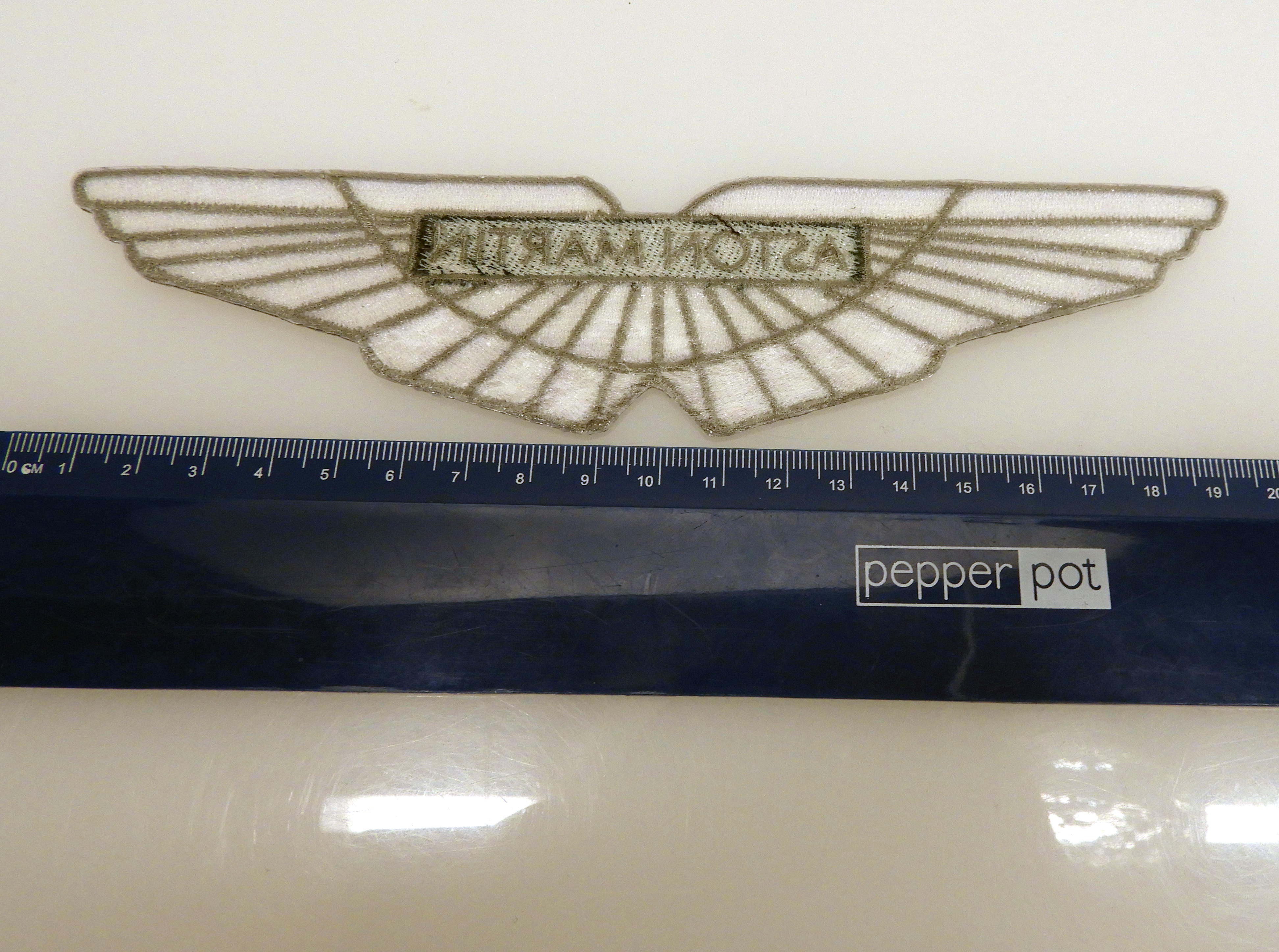 Broderat Aston Martin märke 20 cm - 2