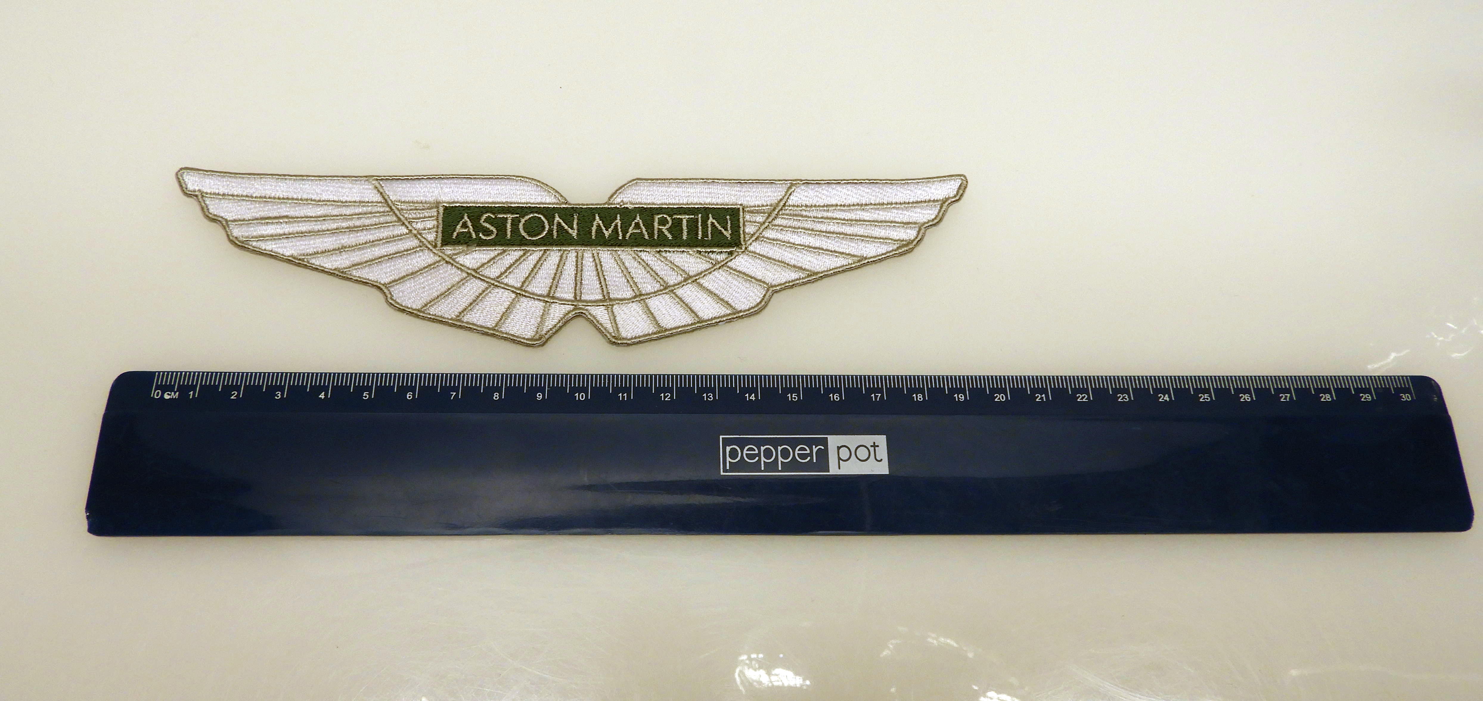 Broderat Aston Martin märke 20 cm