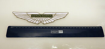 Broderat Aston Martin märke 20 cm