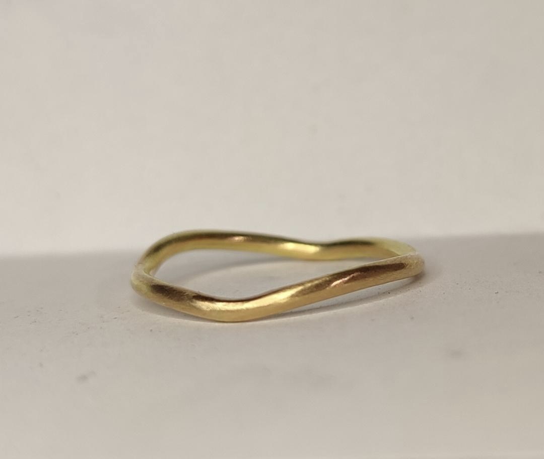 Ring Finding My Way i guld med organisk form