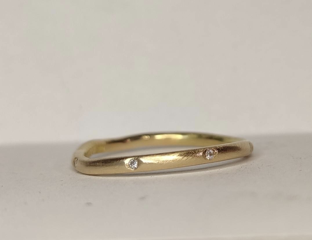 Liggande ring "Finding My Way diamanter" i 18K återvunnet guld med vita diamanter från kollektionen Close To Nature