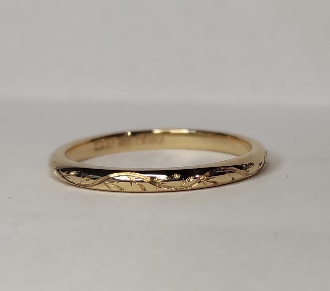 Liggande ring "The Hidden Path" i 18K guld med handgraverad lövslinga från kollektionen Close To Nature