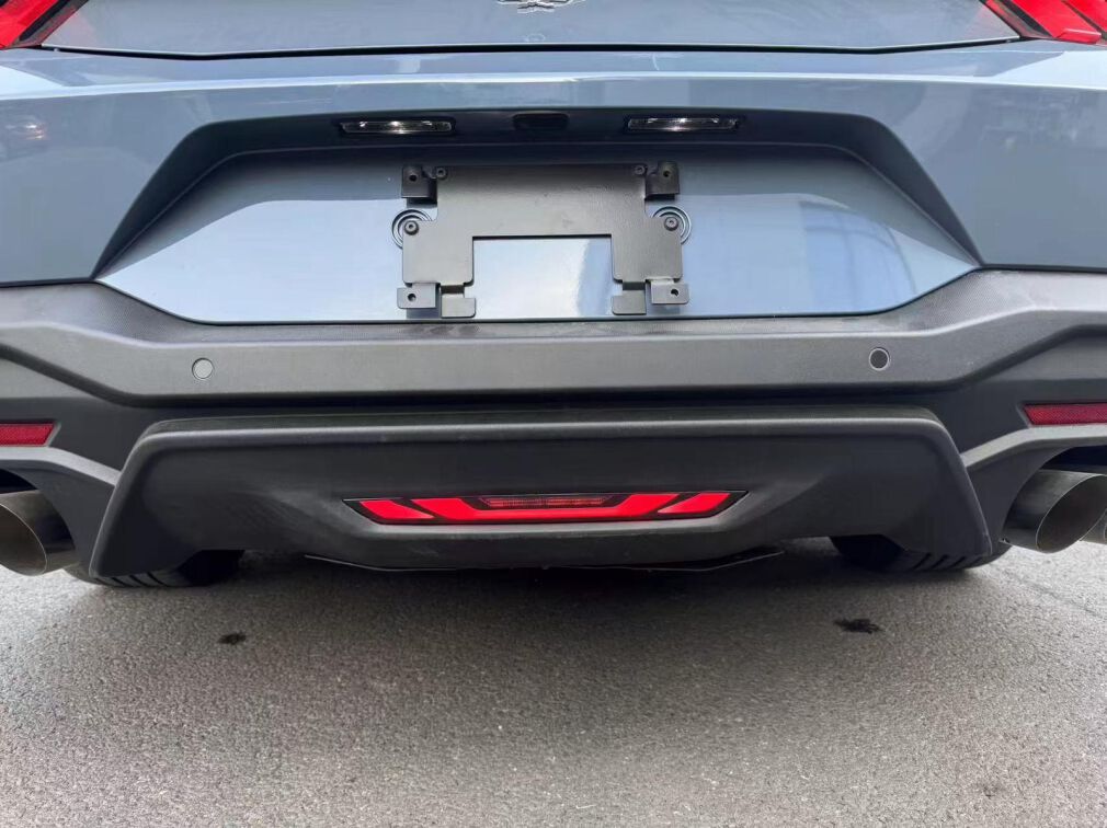 V2-stil LED Back-/Broms-/Dimljus (FORD MUSTANG 2024–2025)