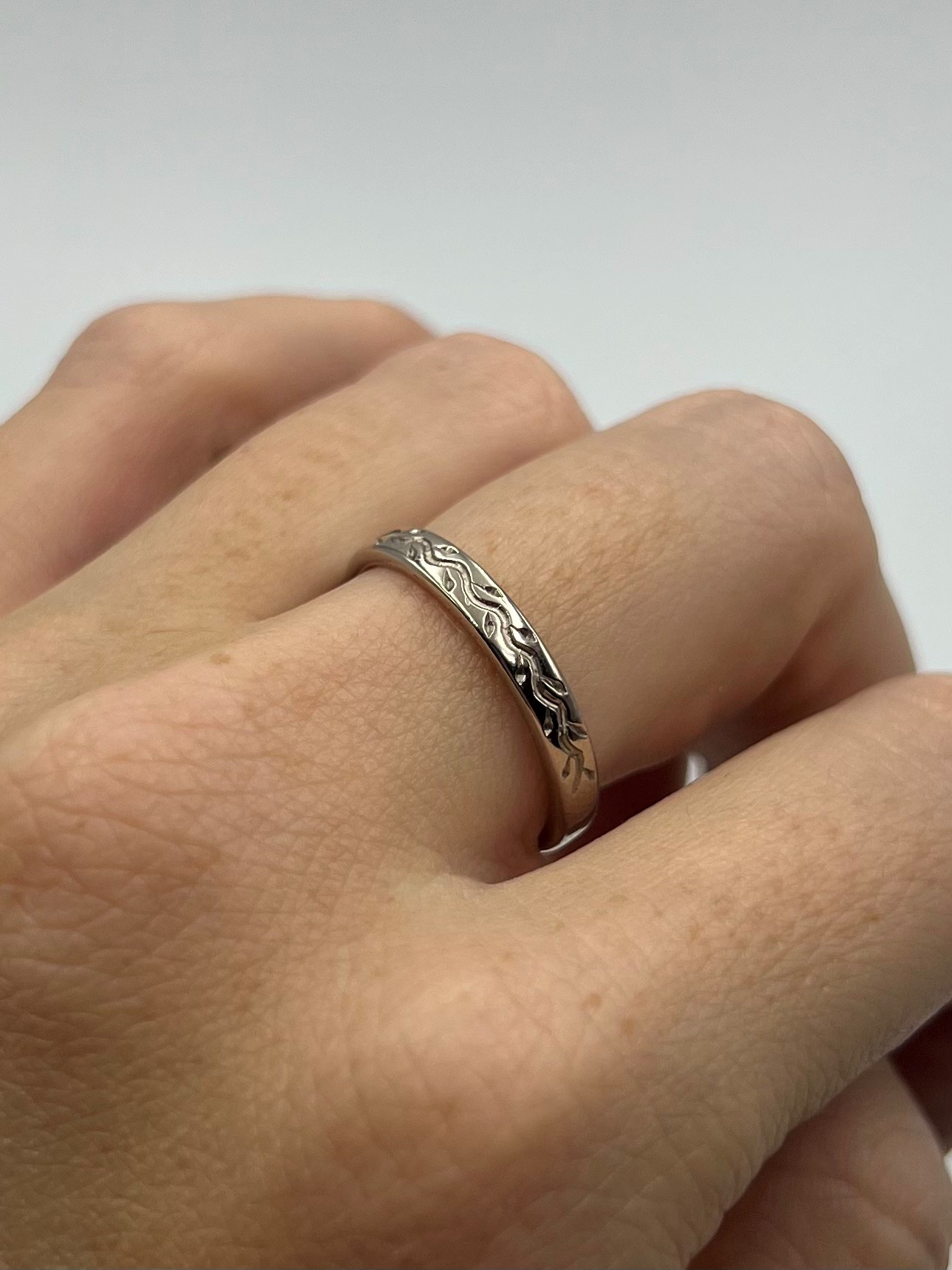 Ring Smoothly Forward handgravyr vitguld 18 karat