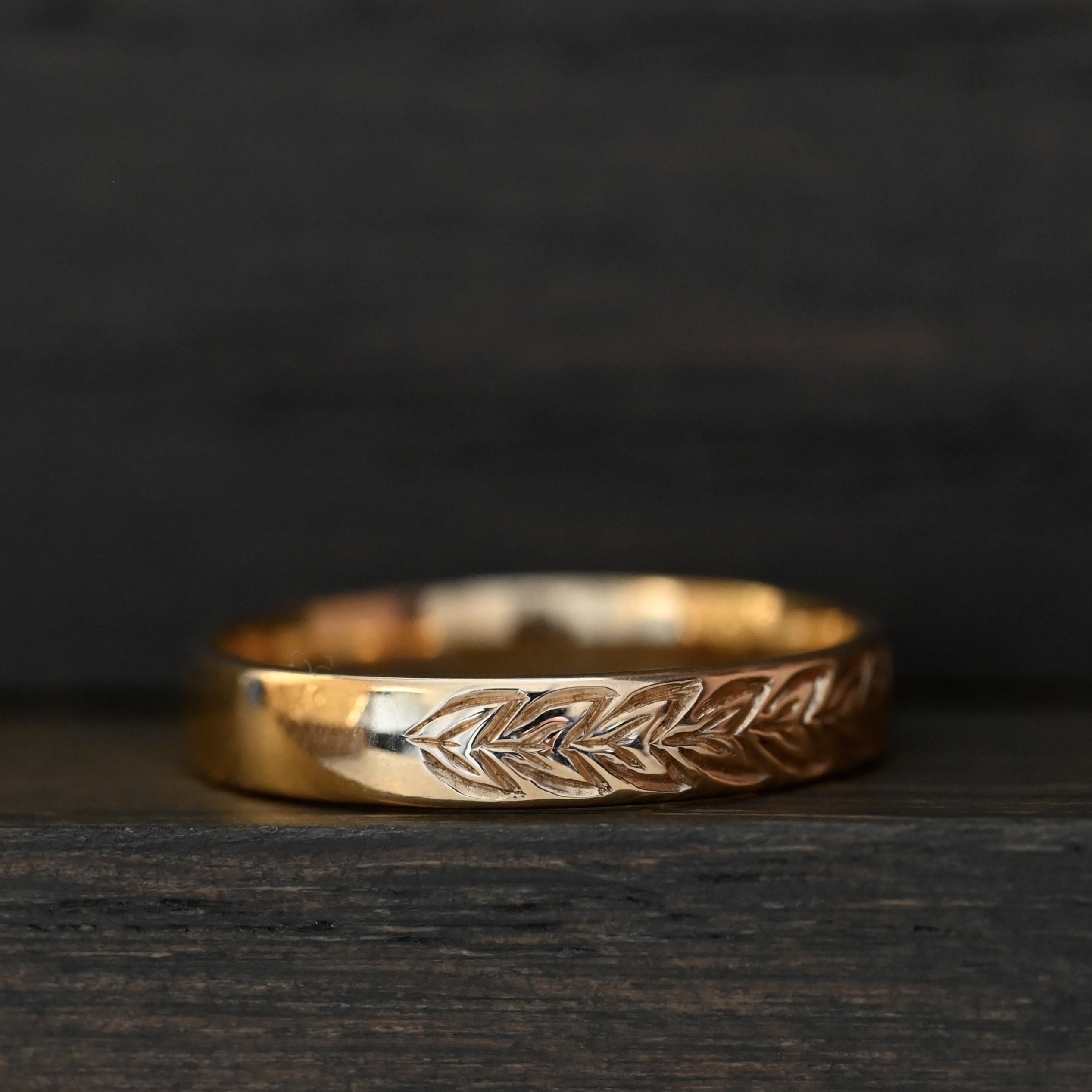 Ring ReLeaf guld handgravyr 18 karat