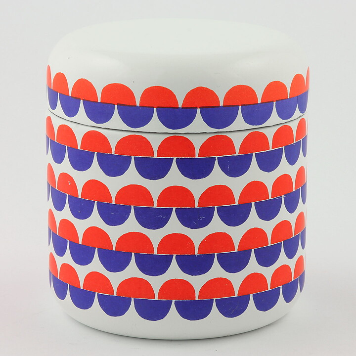 セッポ・マラット  白いエナメルの容器  青/赤色の装飾 12cm  1969年
