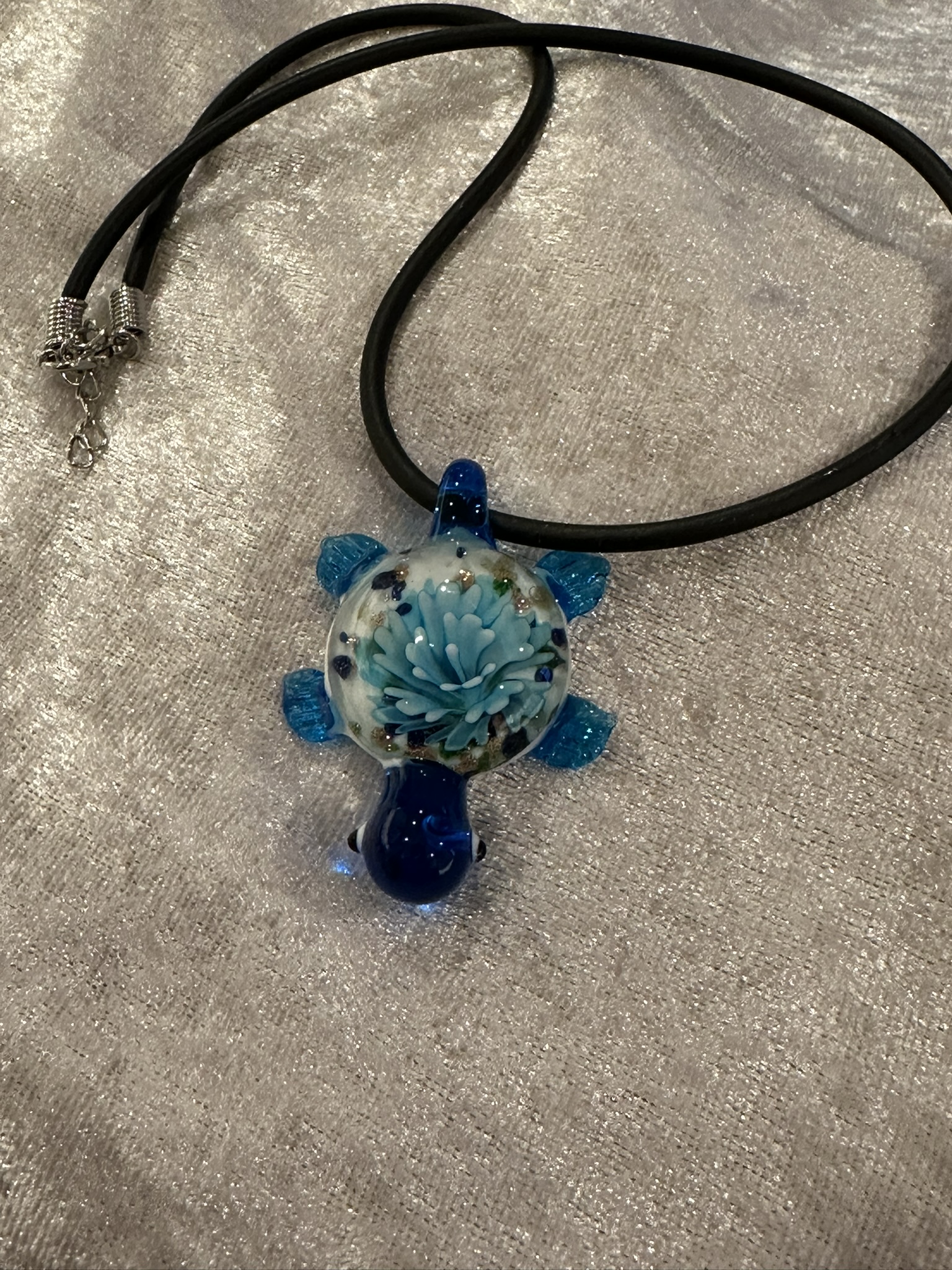 Halsband med blå sköldpadda