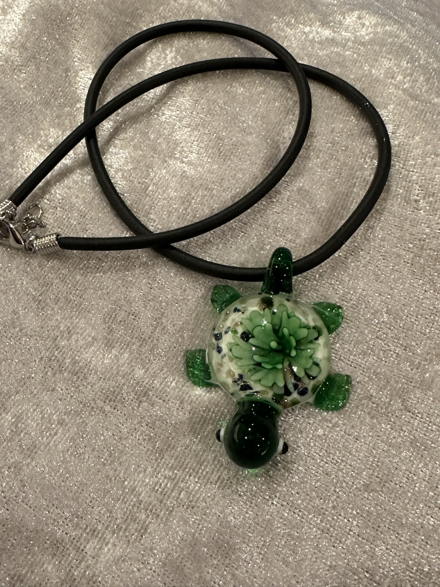 Halsband med grön sköldpadda