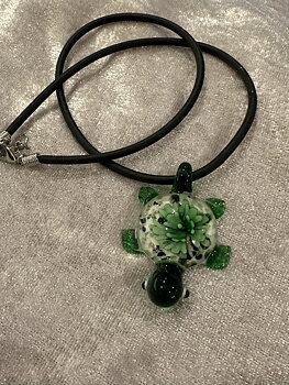 Halsband med grön sköldpadda