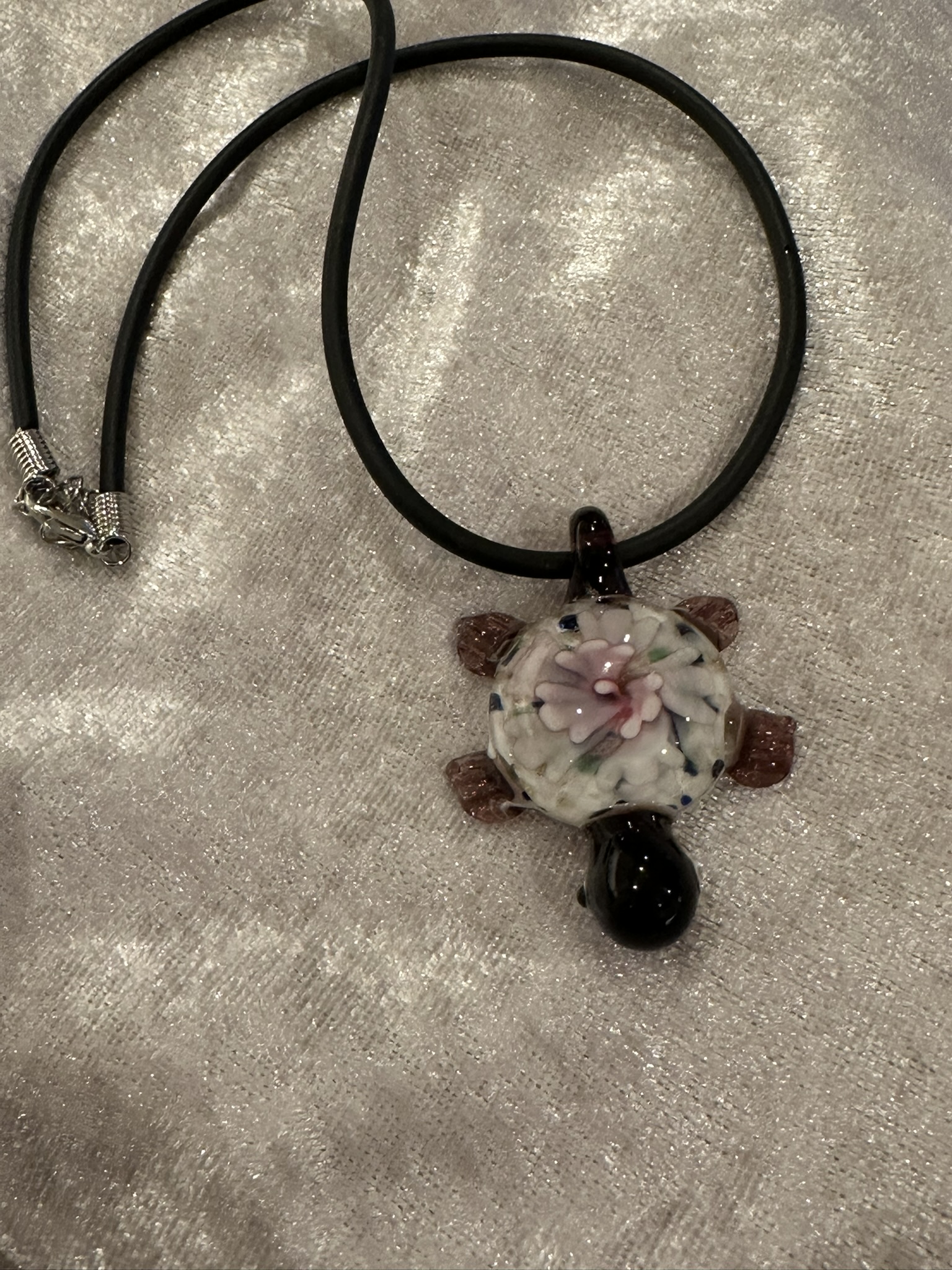 Halsband med lila sköldpadda