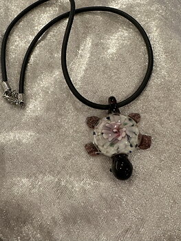Halsband med lila sköldpadda