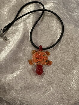Halsband med röd sköldpadda