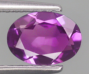 Mycket vacker 7x5 mm oval formad äkta naturlig ametist ädelsten