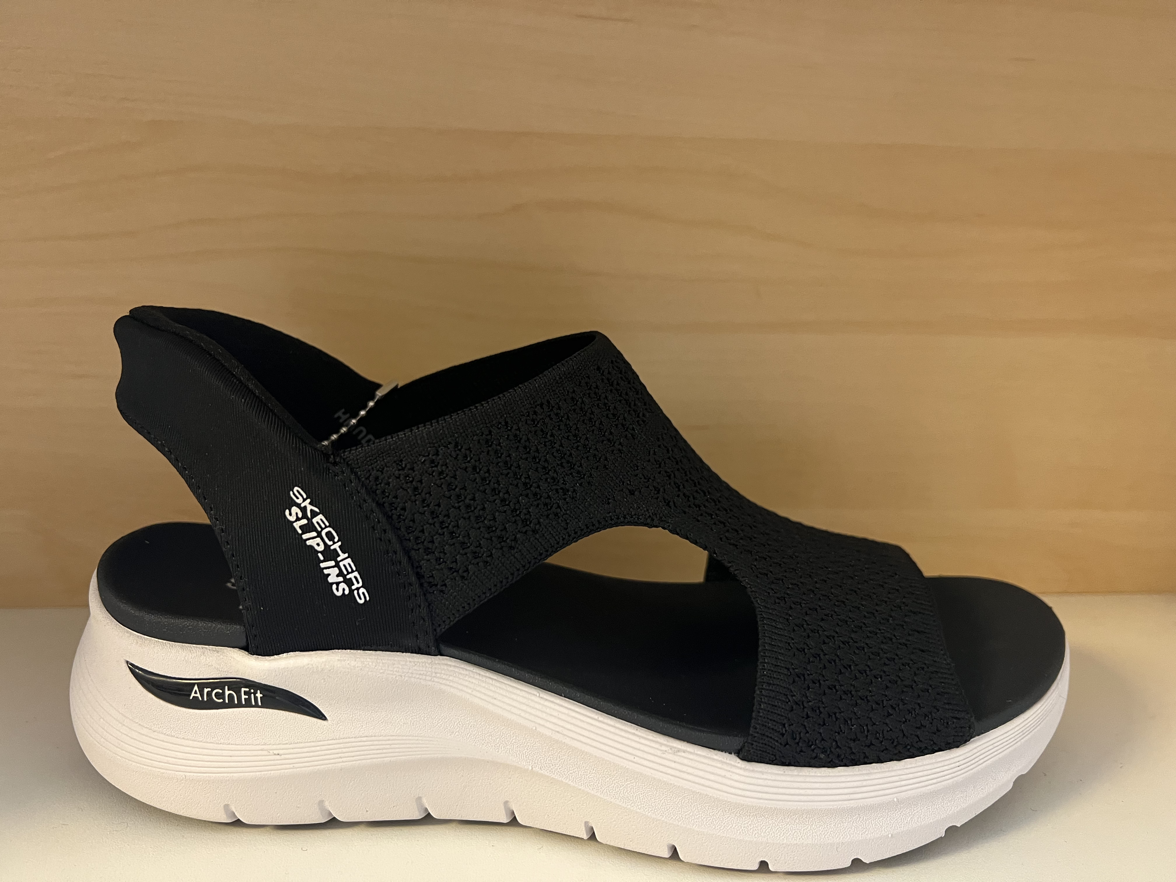 Skechers slip-ins-sandal. Arch Fit, svart med vit yttersula.
