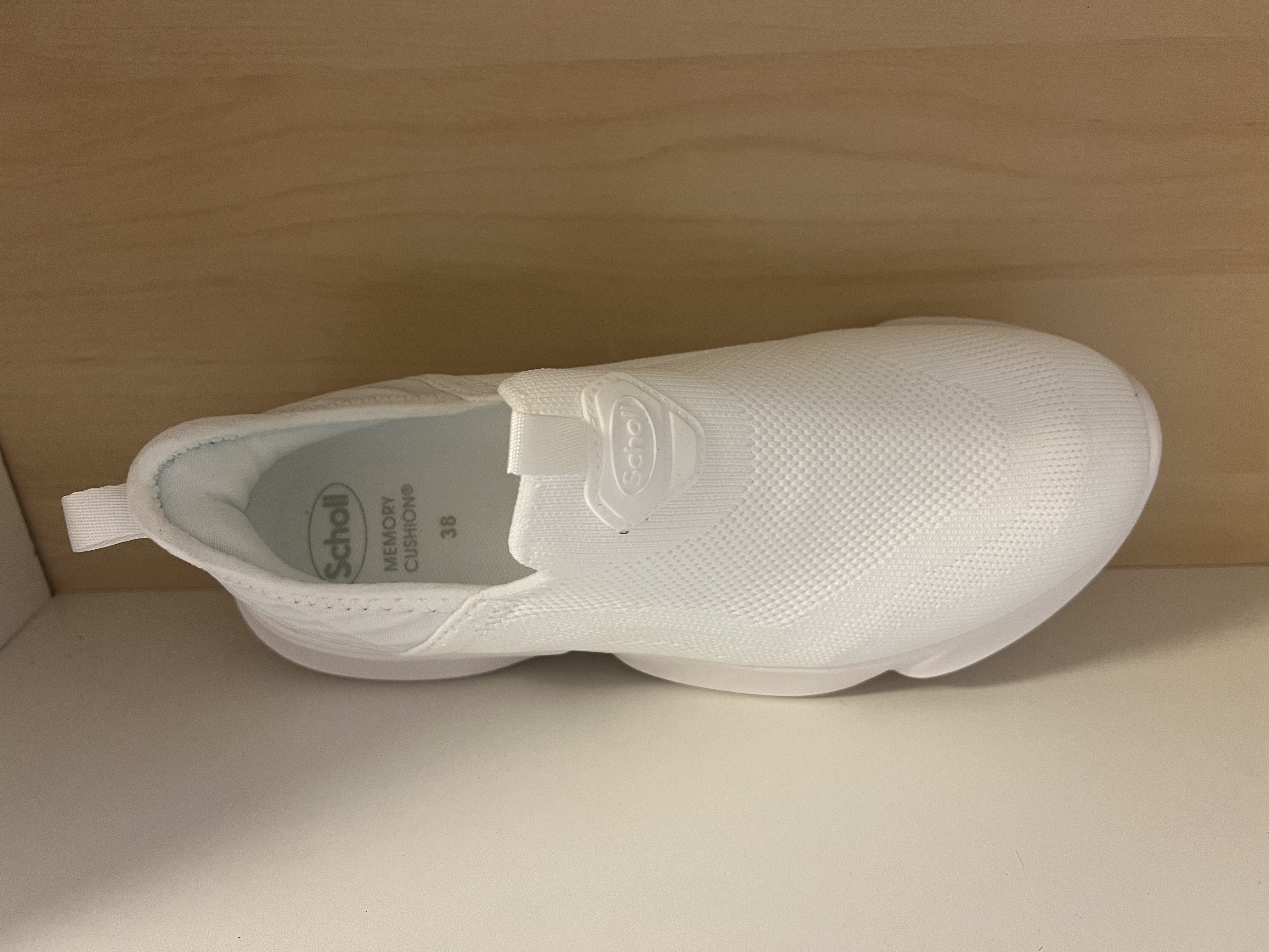 Scholl-sko i vit textil. Med slip-in häl. Memory innersula. - 2