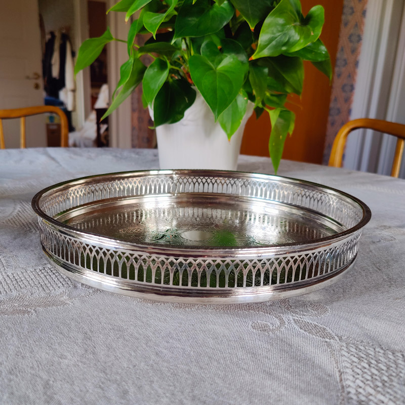 Silverpläterad bricka från England