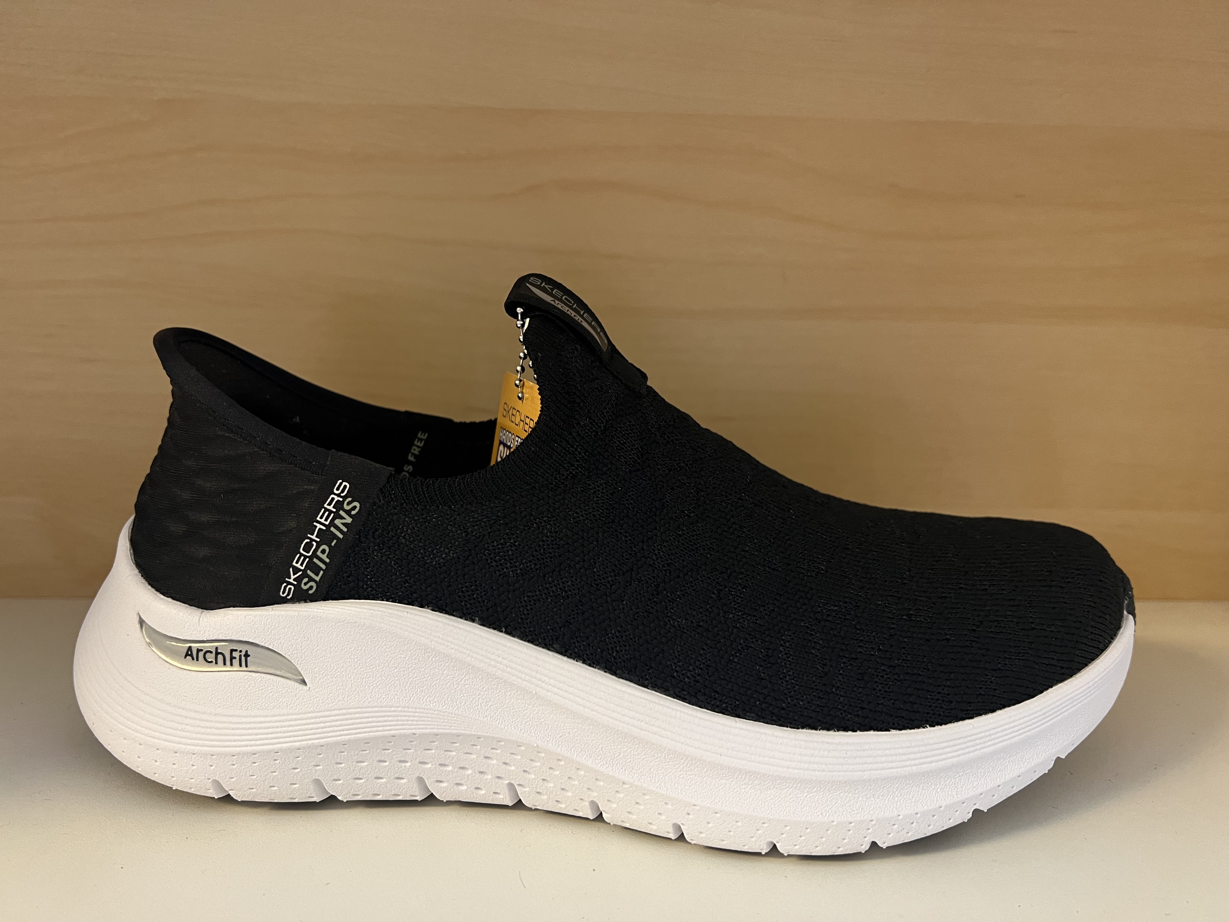 Skechers ArchFit. Svart med vit sula. Slip-ins. - 5