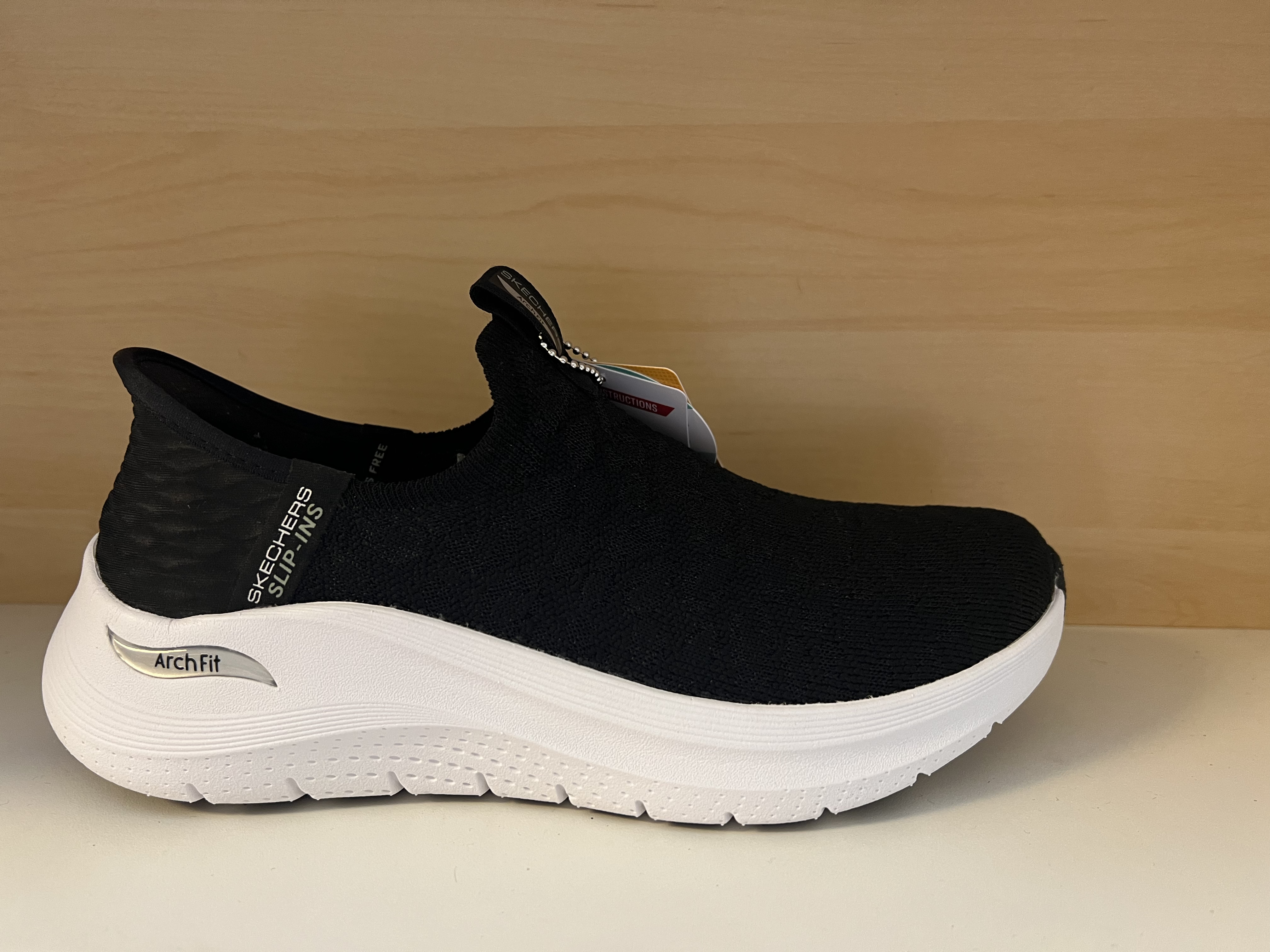 Skechers ArchFit. Svart med vit sula. Slip-ins.