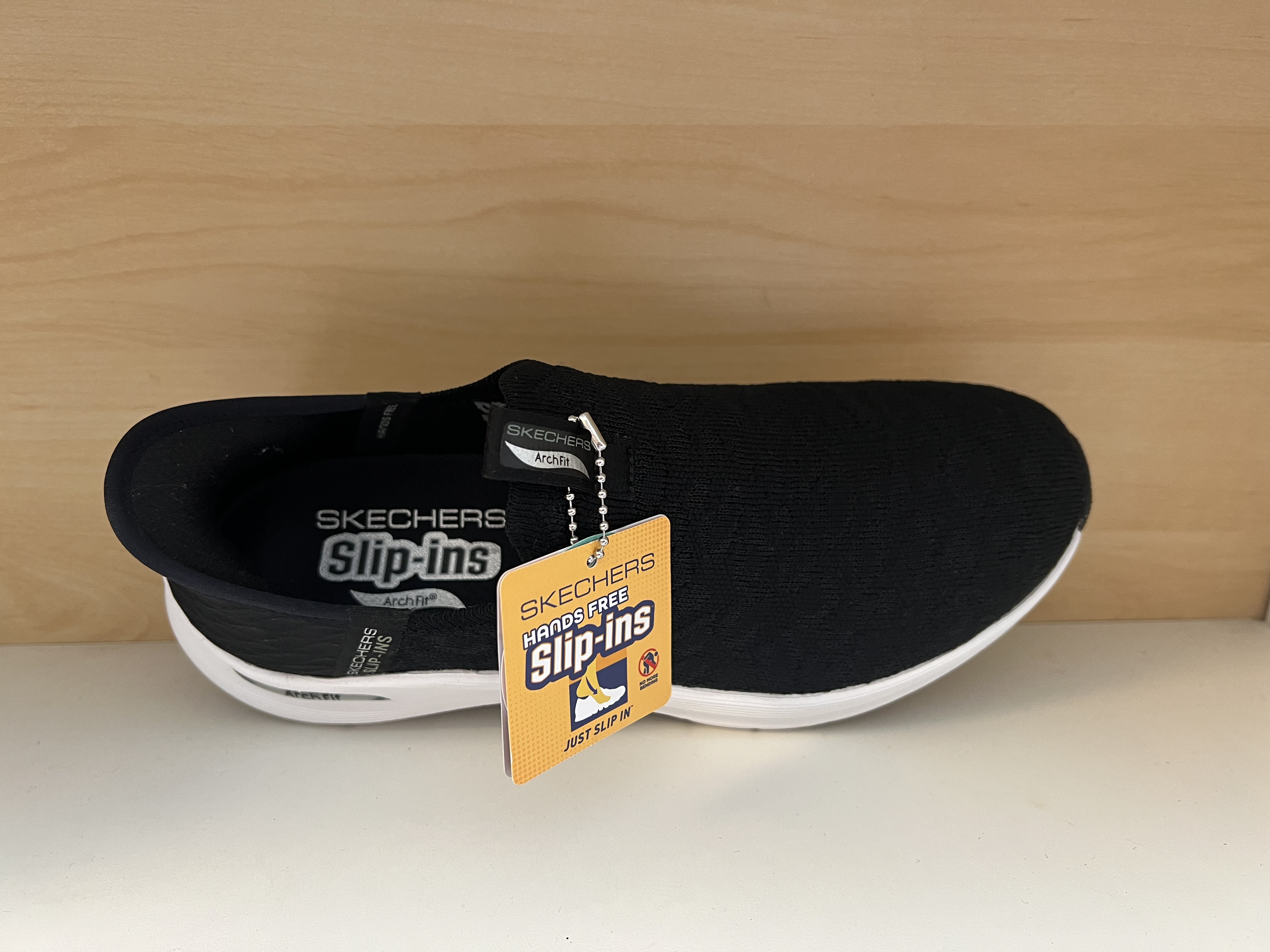 Skechers ArchFit. Svart med vit sula. Slip-ins. - 2