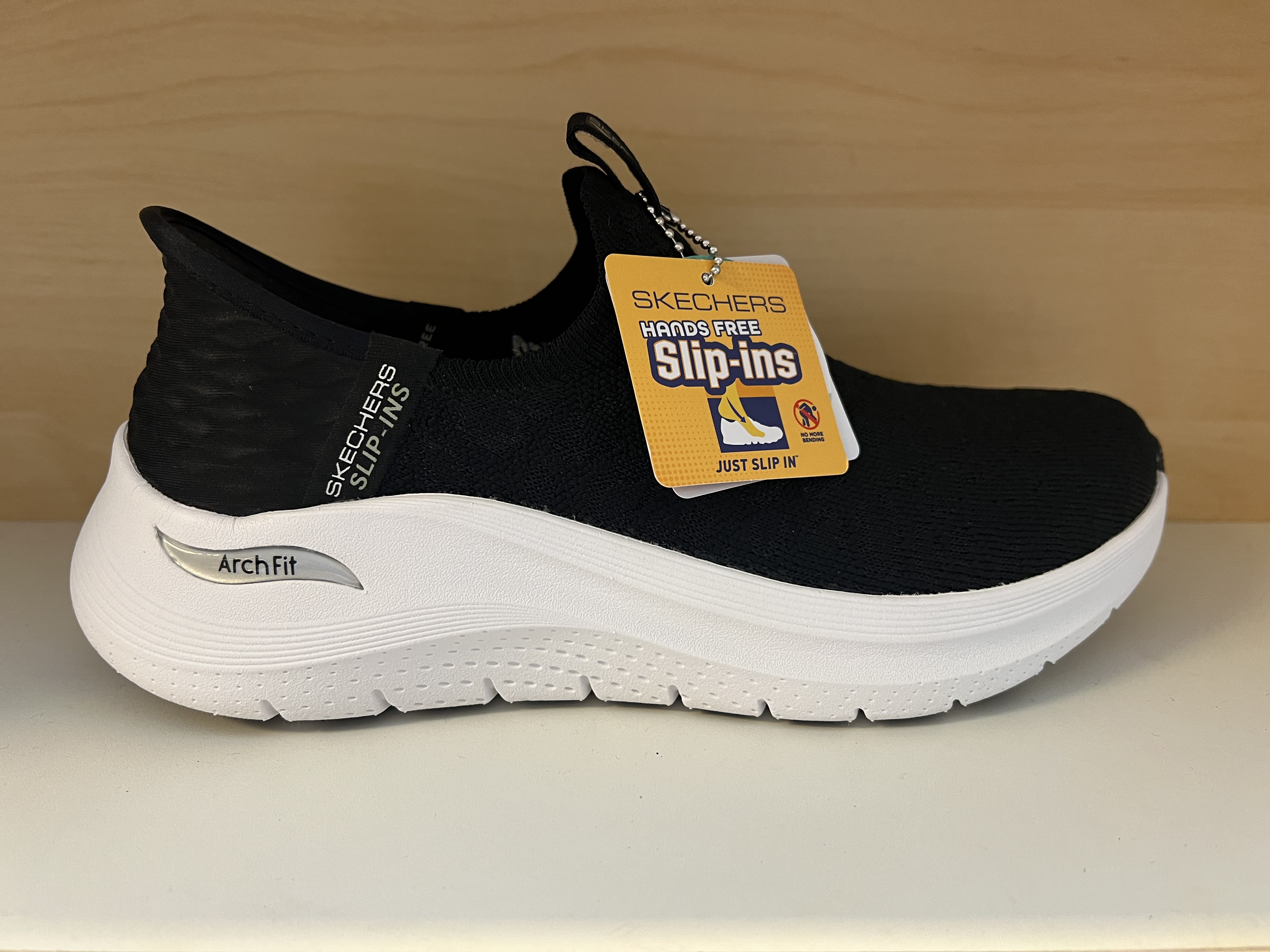 Skechers ArchFit. Svart med vit sula. Slip-ins. - 3