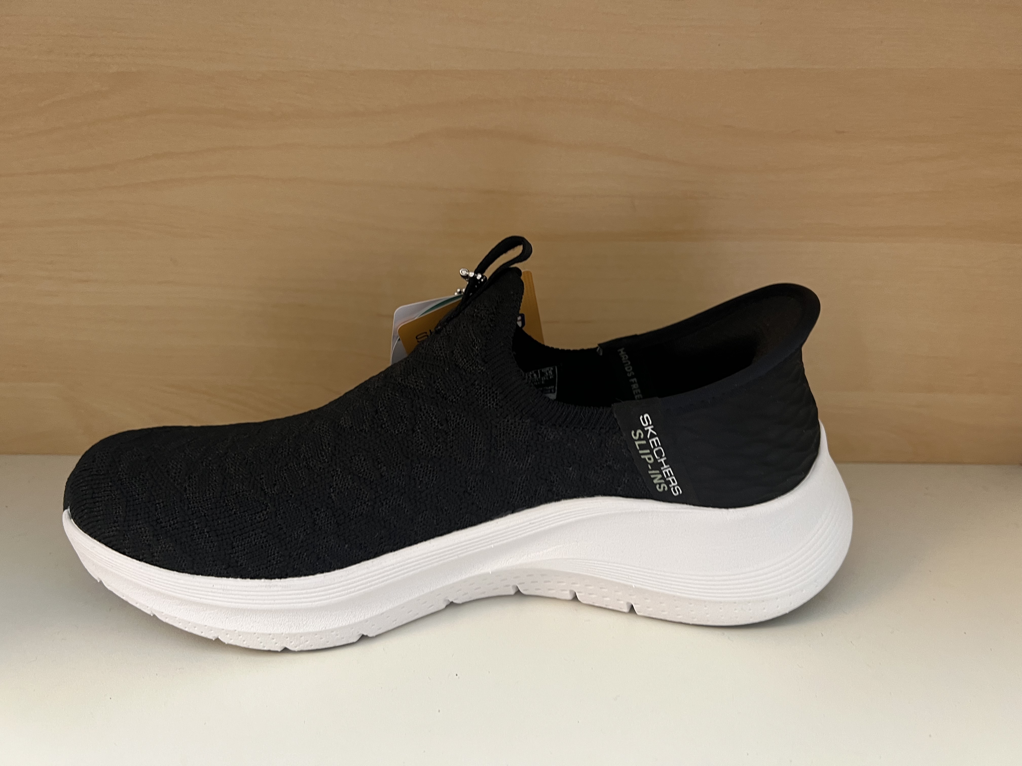 Skechers ArchFit. Svart med vit sula. Slip-ins. - 4