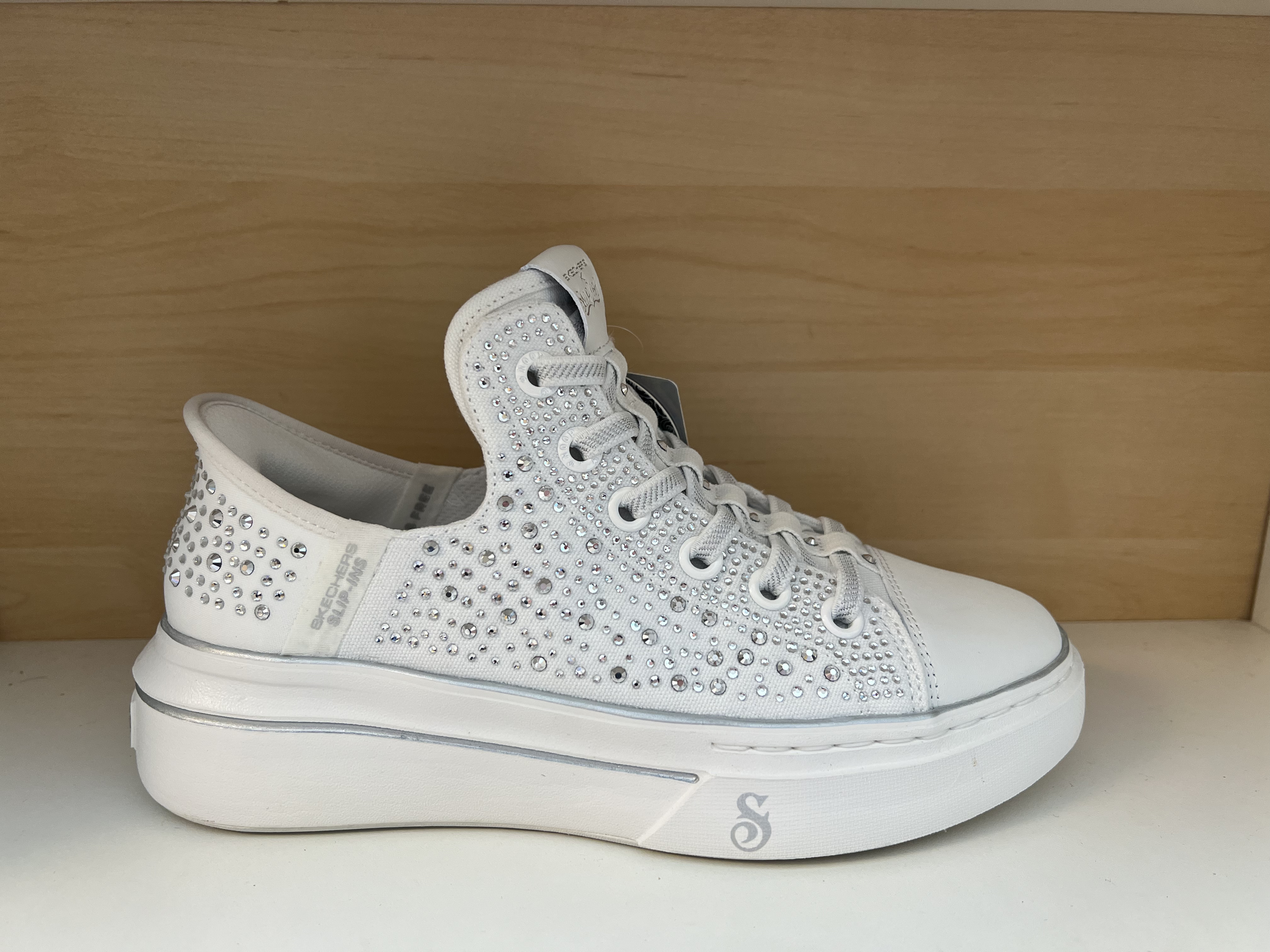 SKECHERS  X  Snoop Dogg. Vita med strasspärlor. Fusk-resårsnörning. Slip-ins-häl. - 5