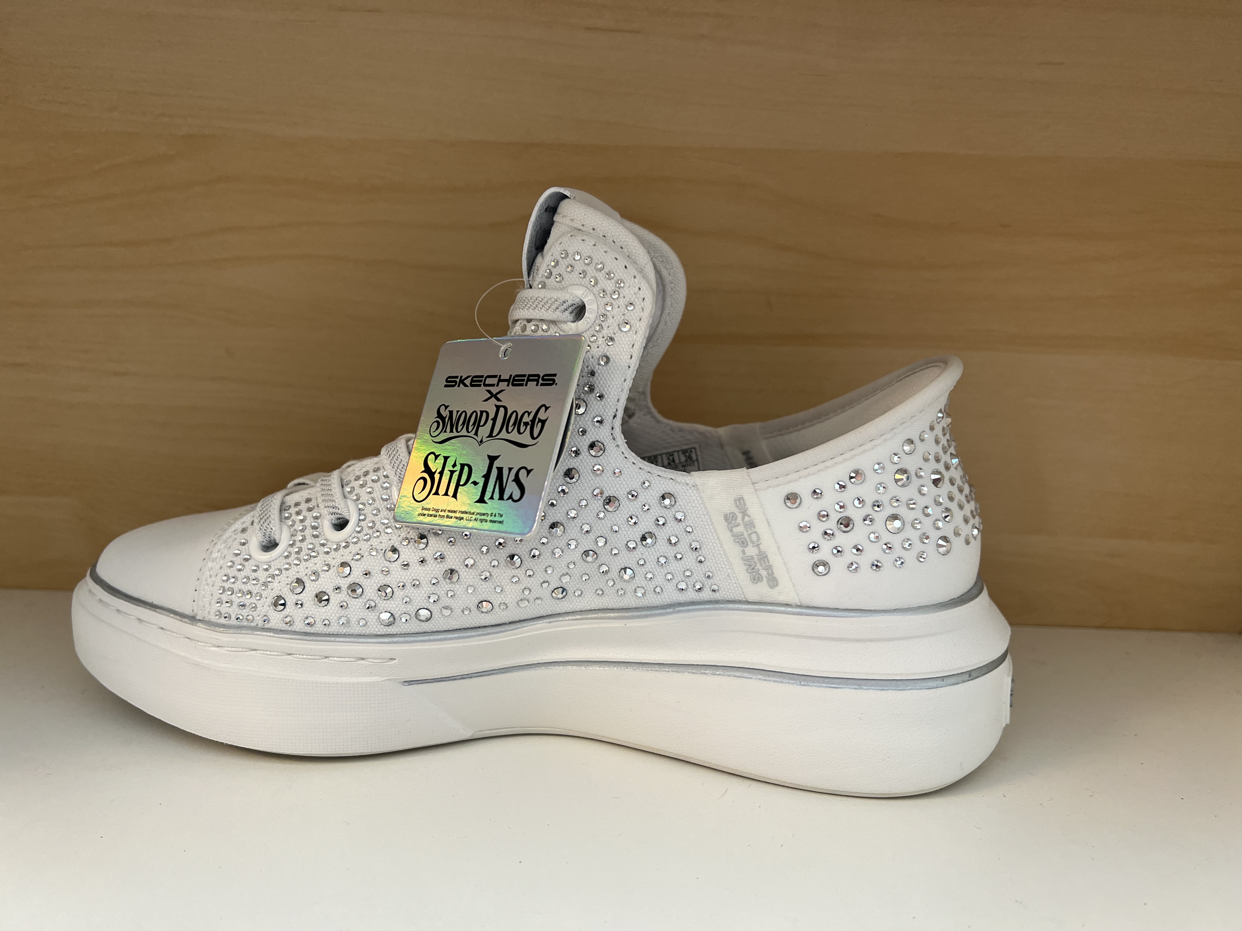 SKECHERS  X  Snoop Dogg. Vita med strasspärlor. Fusk-resårsnörning. Slip-ins-häl. - 4