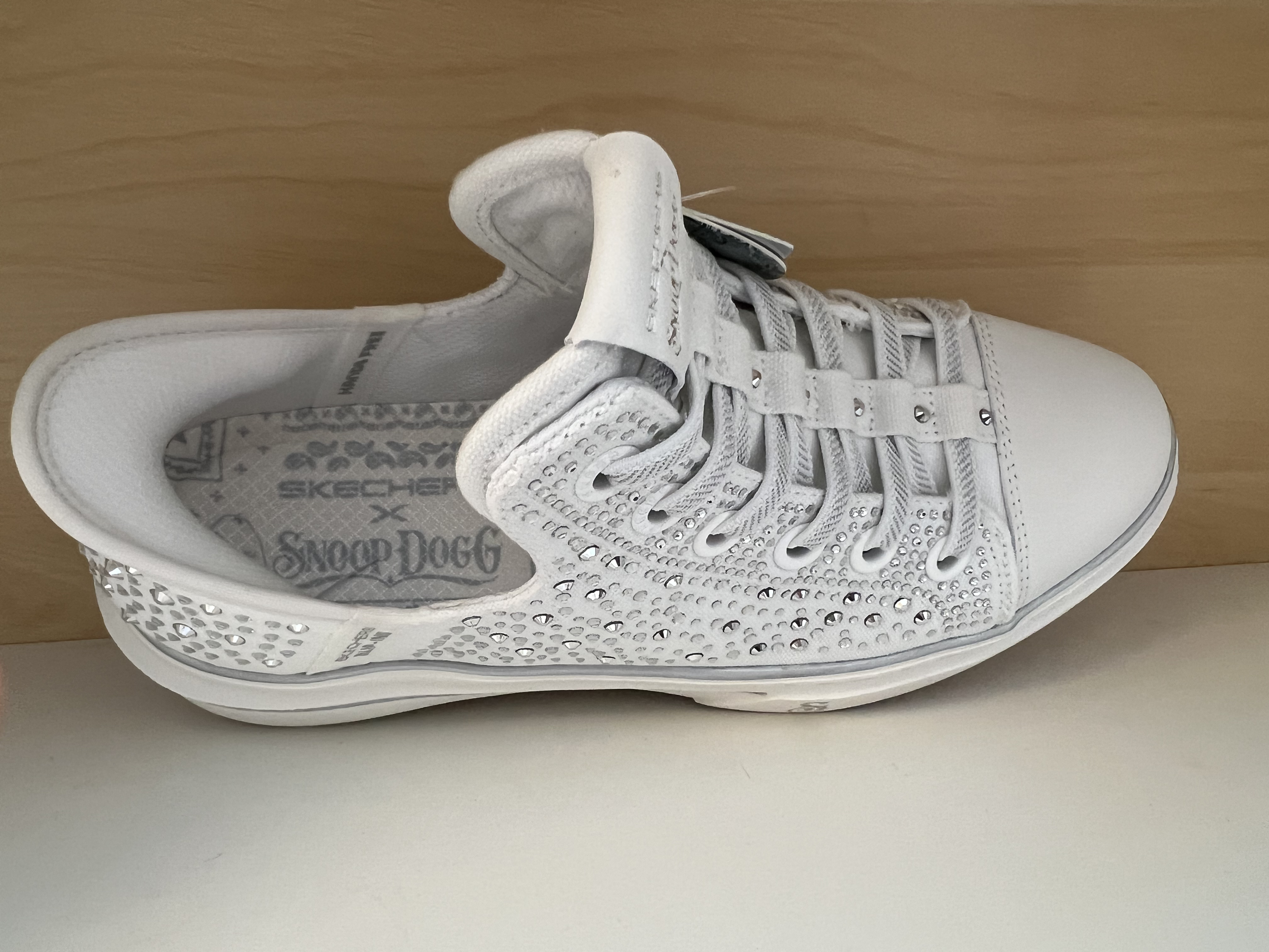 SKECHERS  X  Snoop Dogg. Vita med strasspärlor. Fusk-resårsnörning. Slip-ins-häl. - 2