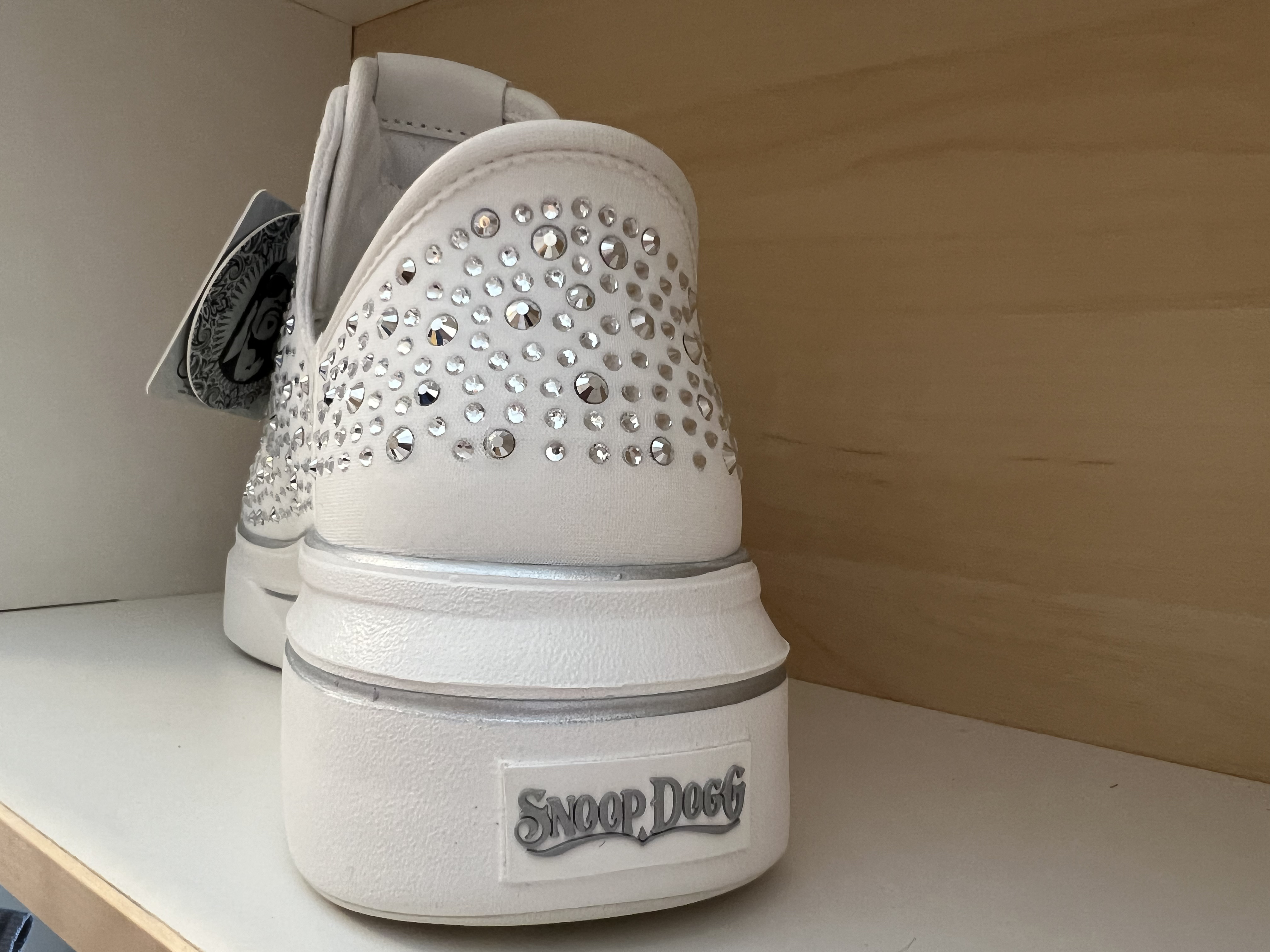 SKECHERS  X  Snoop Dogg. Vita med strasspärlor. Fusk-resårsnörning. Slip-ins-häl. - 3
