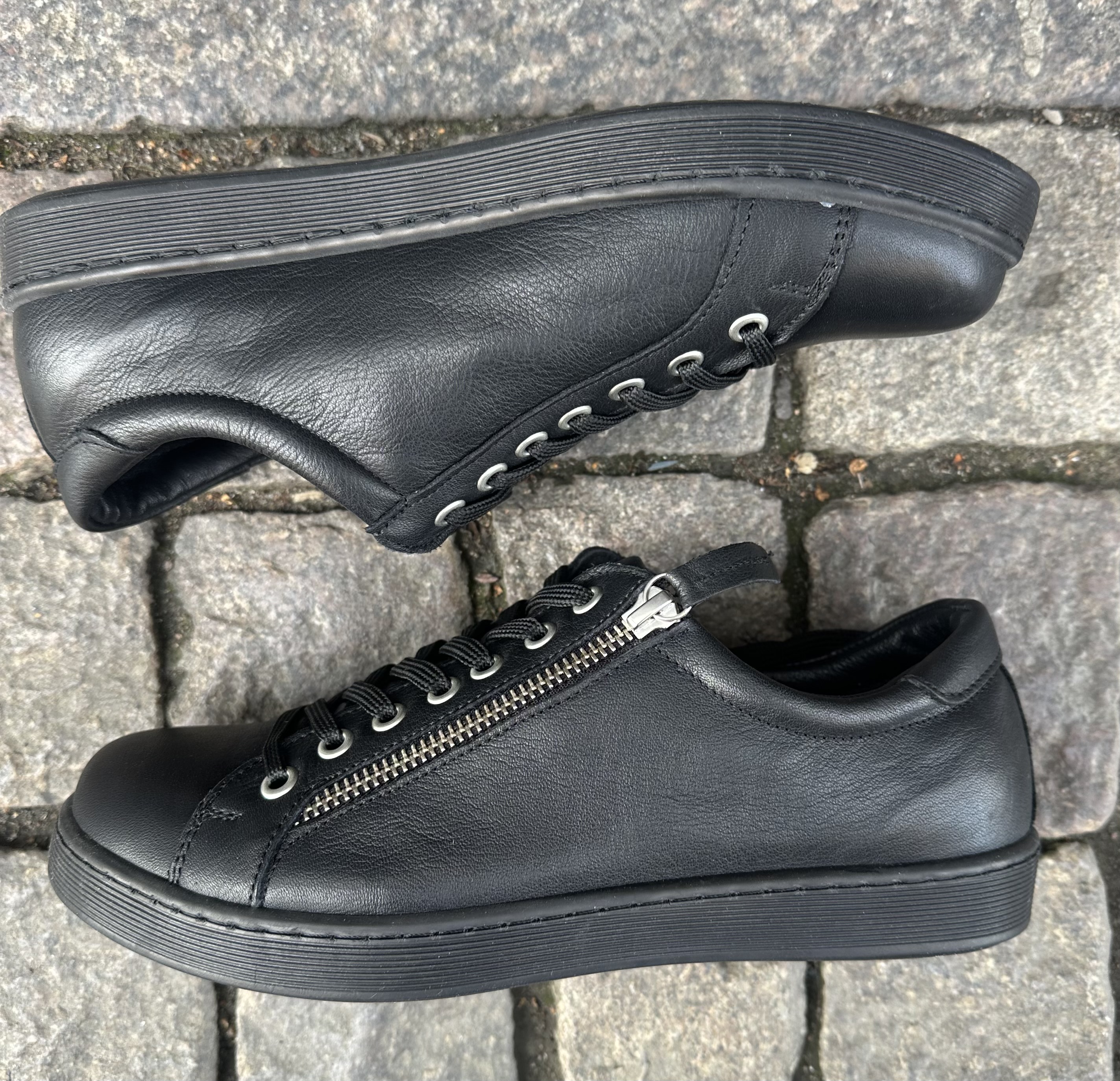 Sneakers med blixtlås från  Charlotte of Sweden, svart - 2