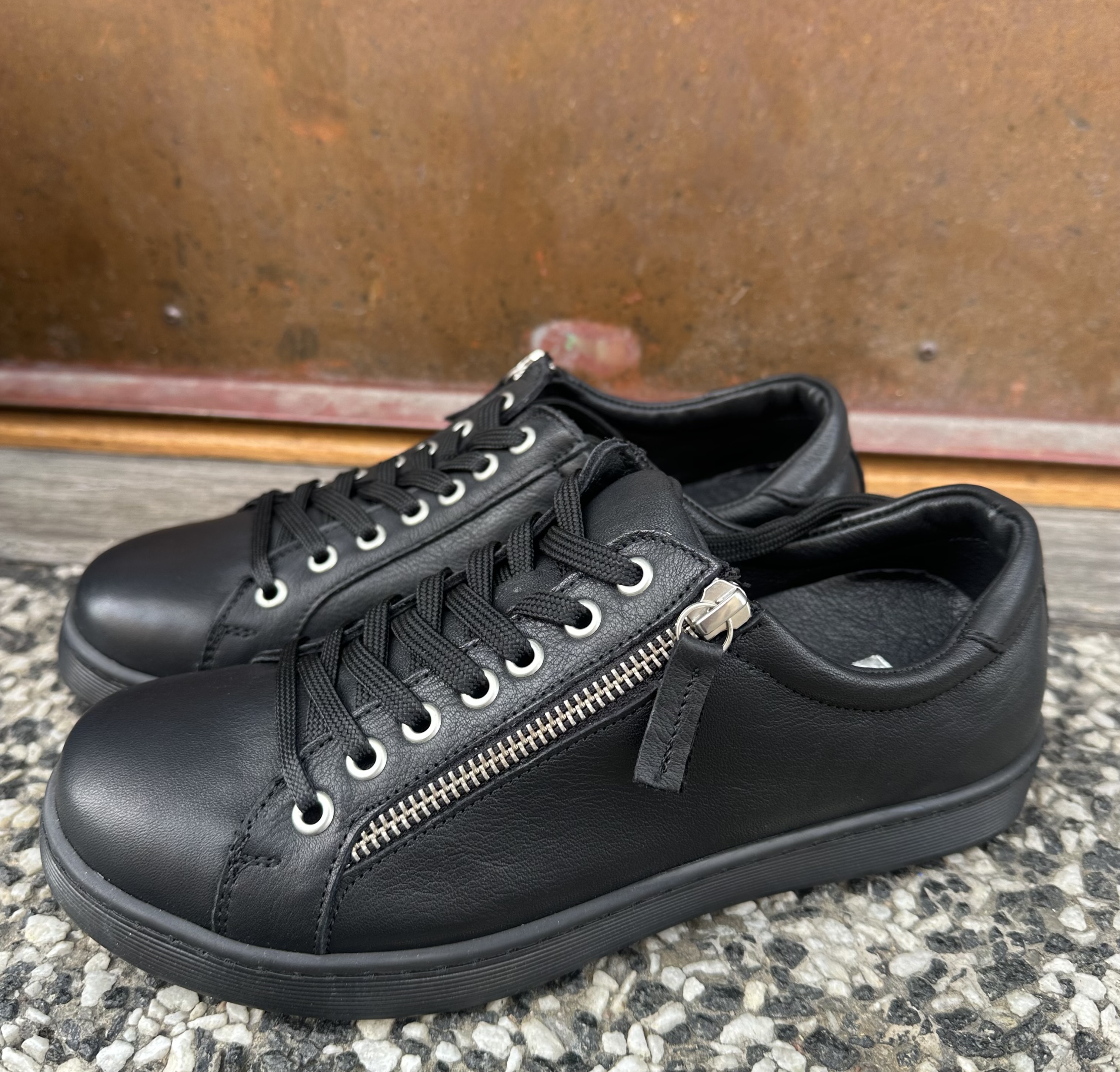 Sneakers med blixtlås från  Charlotte of Sweden, svart
