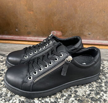 Sneakers med blixtlås från  Charlotte of Sweden, svart